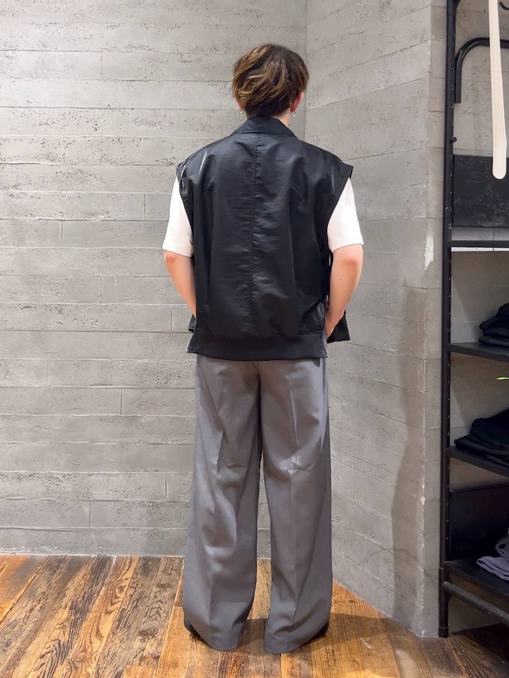 ホワイト系のTシャツ/カットソー、ブラック系のローファー、グレー系のスラックスを着用したメンズの夏コーディネートの3枚目の写真