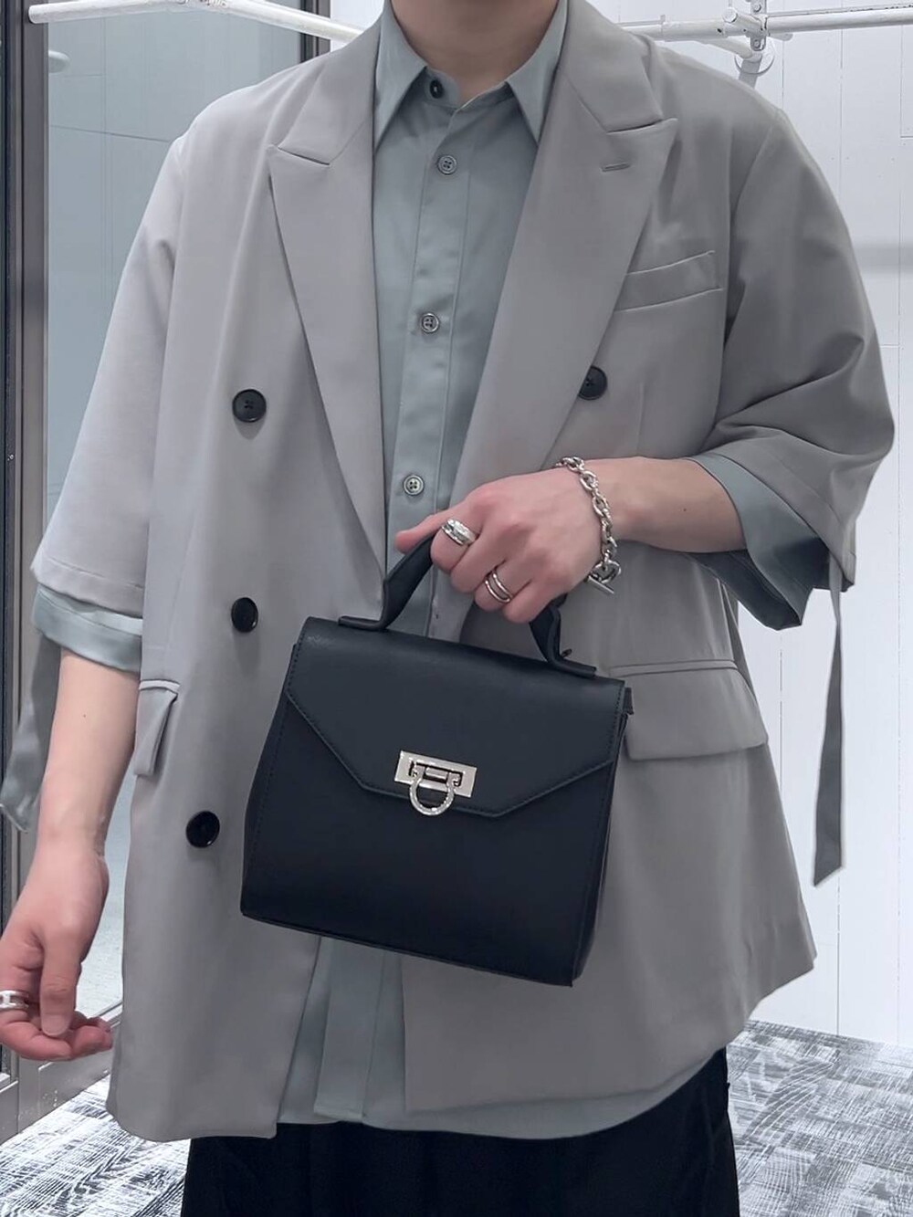 「低身長、きれいめ、オーバーサイズ、HARE、ジャケット、シャツ、ワイドパンツ、モテ、デート/ロマンティック」｜「HAREの【接触冷感 SET UP対応】ダブルジャケット()HARE（テーラードジャケット、グレー系）」を使った、HARE     もりたいさん（メンズ・168cm）の春コーディネートの5枚目の写真