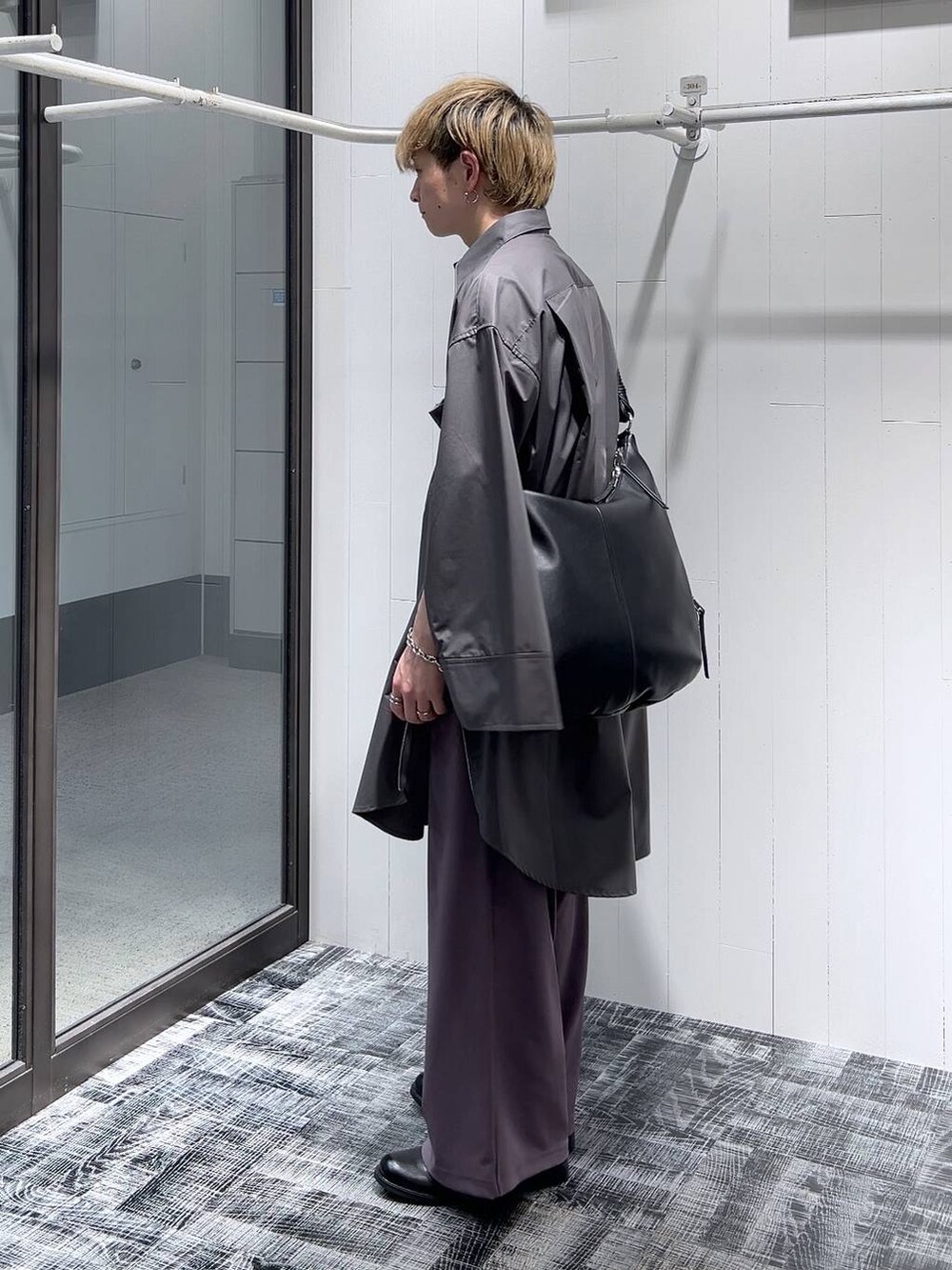 パープル系のその他パンツ、グレー系のシャツ/ブラウス、ブラック系のドレスシューズを着用したメンズの春コーディネートの3枚目の写真