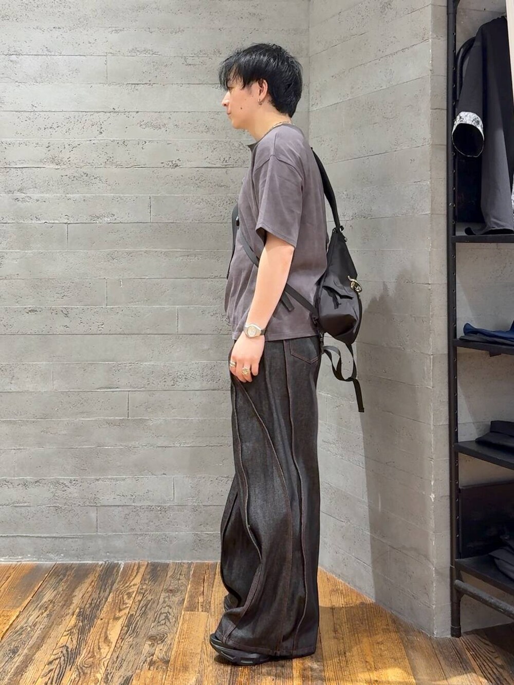 ブラック系のサンダル、ブラック系のデニムパンツ、ブラック系のショルダーバッグを着用したメンズの夏コーディネートの4枚目の写真