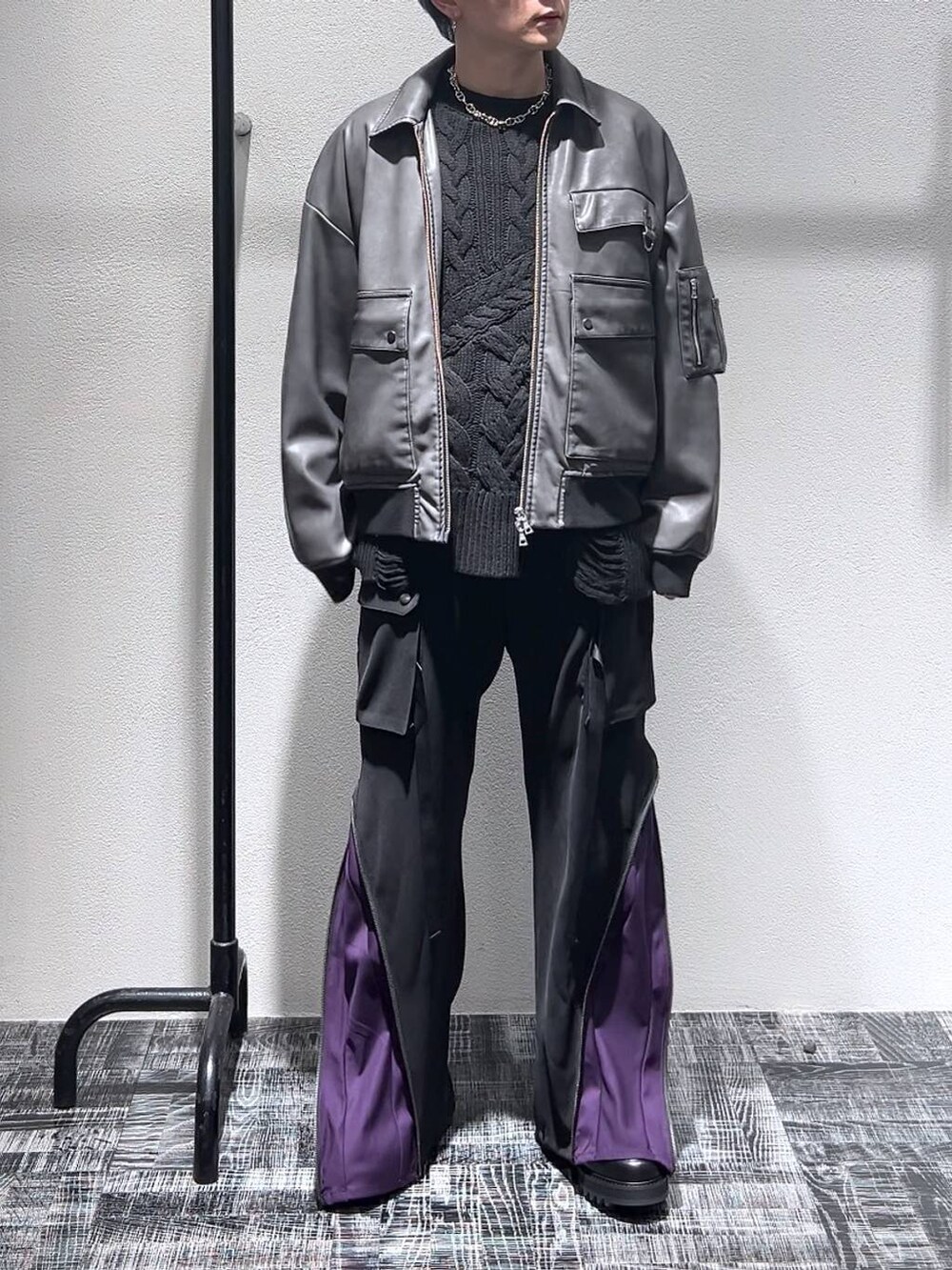 ブラック系のドレスシューズ、ブラック系のカーゴパンツ、グレー系のブルゾンを着用したメンズの冬コーディネートの2枚目の写真