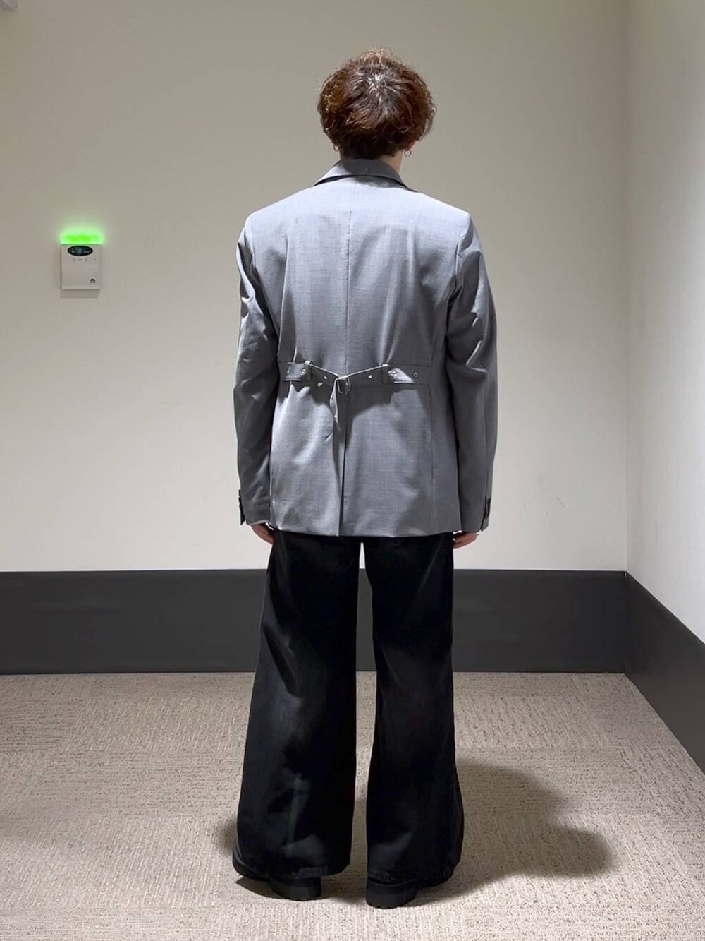 ブラック系のデニムパンツ、ブルー系のシャツ/ブラウス、シルバー系のピアス（片耳用）を着用したメンズの秋コーディネートの3枚目の写真