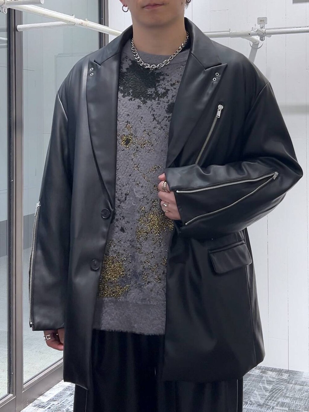 ブラック系のその他パンツ、ブラック系のテーラードジャケット、ブラック系のドレスシューズを着用したメンズの冬コーディネートの5枚目の写真