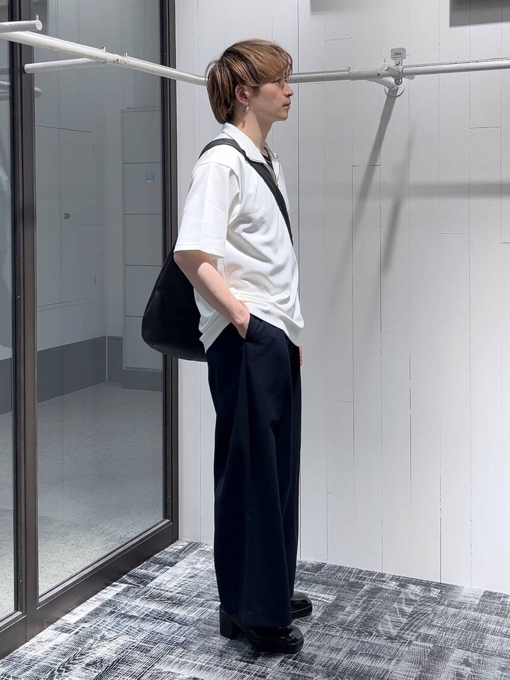 ブラック系のドレスシューズ、ホワイト系のTシャツ/カットソー、ブラック系のTシャツ/カットソーを着用したメンズの春コーディネートの2枚目の写真