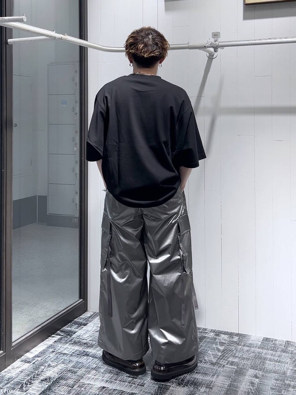 ブラック系のTシャツ/カットソー、ブラック系のサンダル、シルバー系のカーゴパンツを着用したメンズの夏コーディネートの4枚目の写真