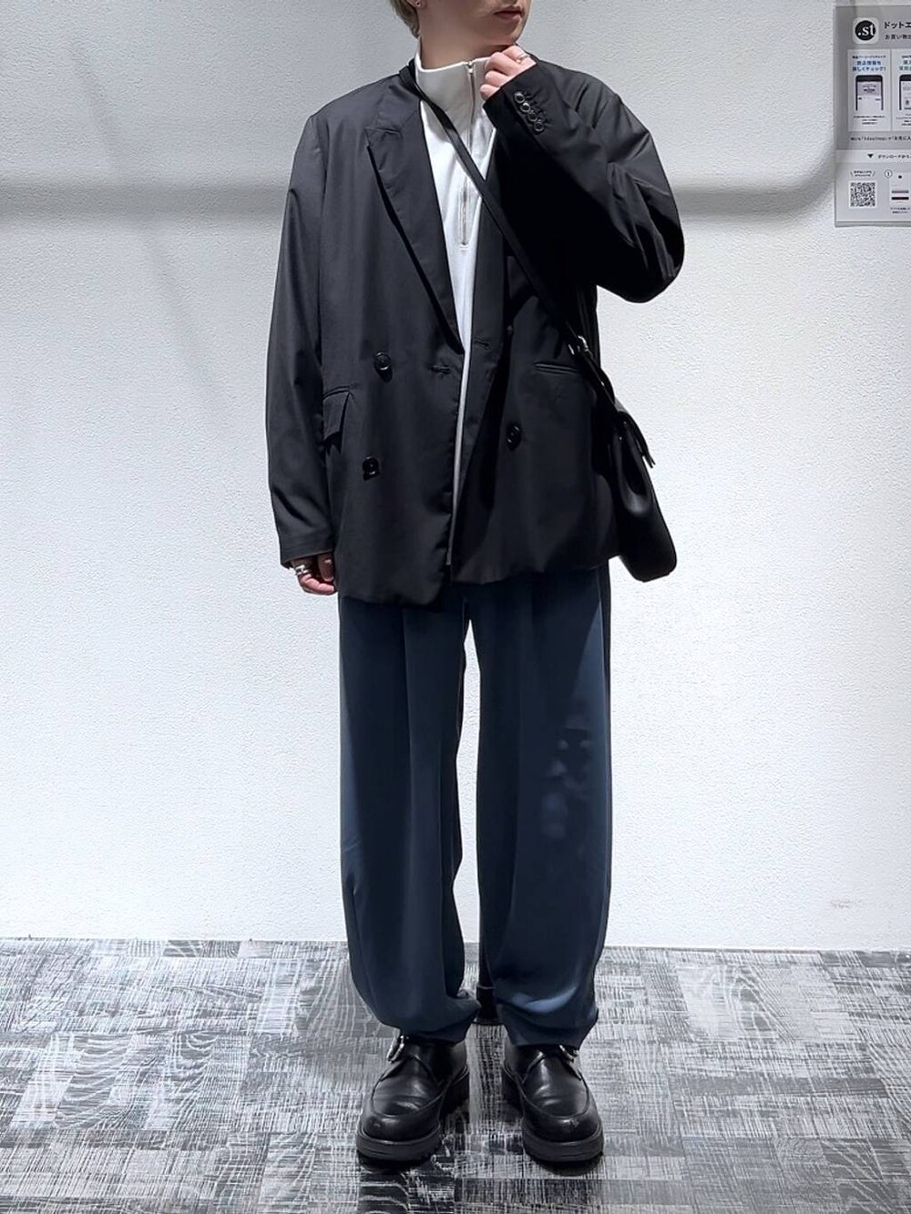 ブラック系のテーラードジャケット、ホワイト系のTシャツ/カットソー、ブラック系のドレスシューズを着用したメンズの冬コーディネートの2枚目の写真