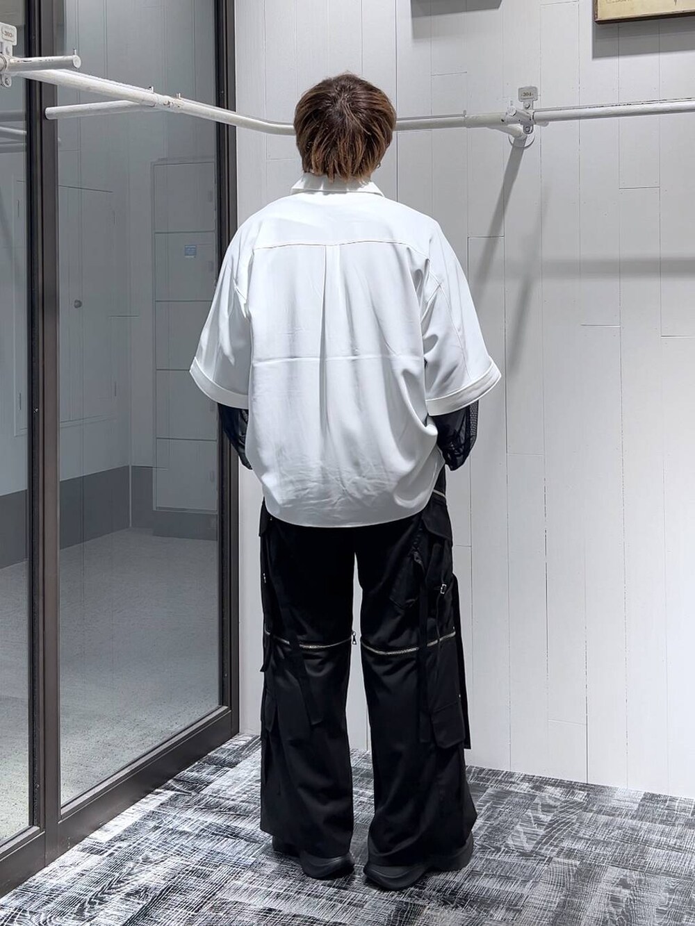 ブラック系のサンダル、グレー系のTシャツ/カットソー、ホワイト系のシャツ/ブラウスを着用したメンズの春コーディネートの3枚目の写真