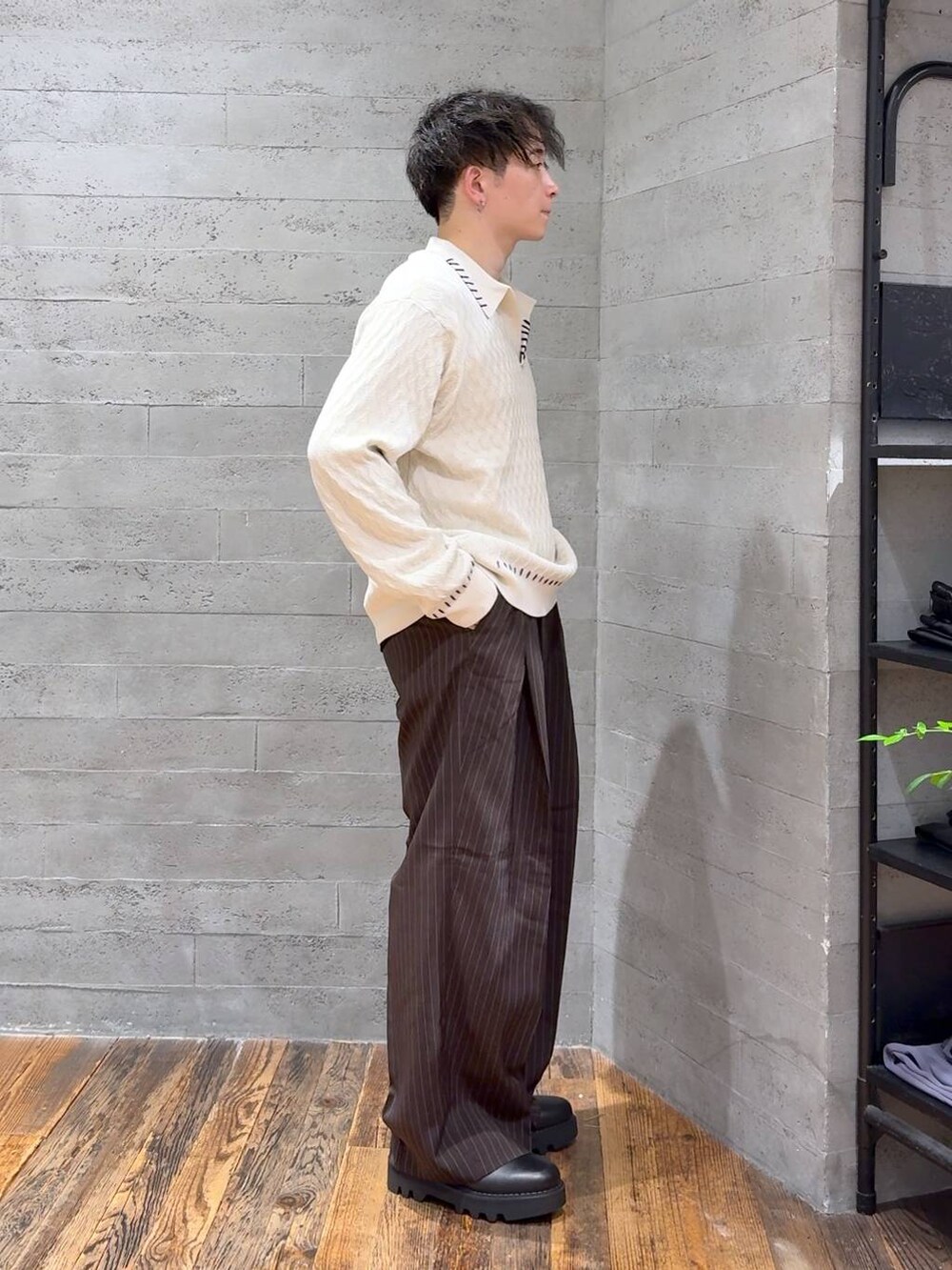 ブラック系のドレスシューズ、ブラウン系のスラックス、ブラック系のTシャツ/カットソーを着用したメンズの秋コーディネートの2枚目の写真