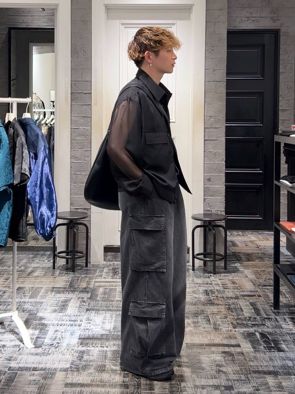 グレー系のTシャツ/カットソー、ブラック系のショルダーバッグ、ブラック系のサンダルを着用したメンズの夏コーディネートの3枚目の写真