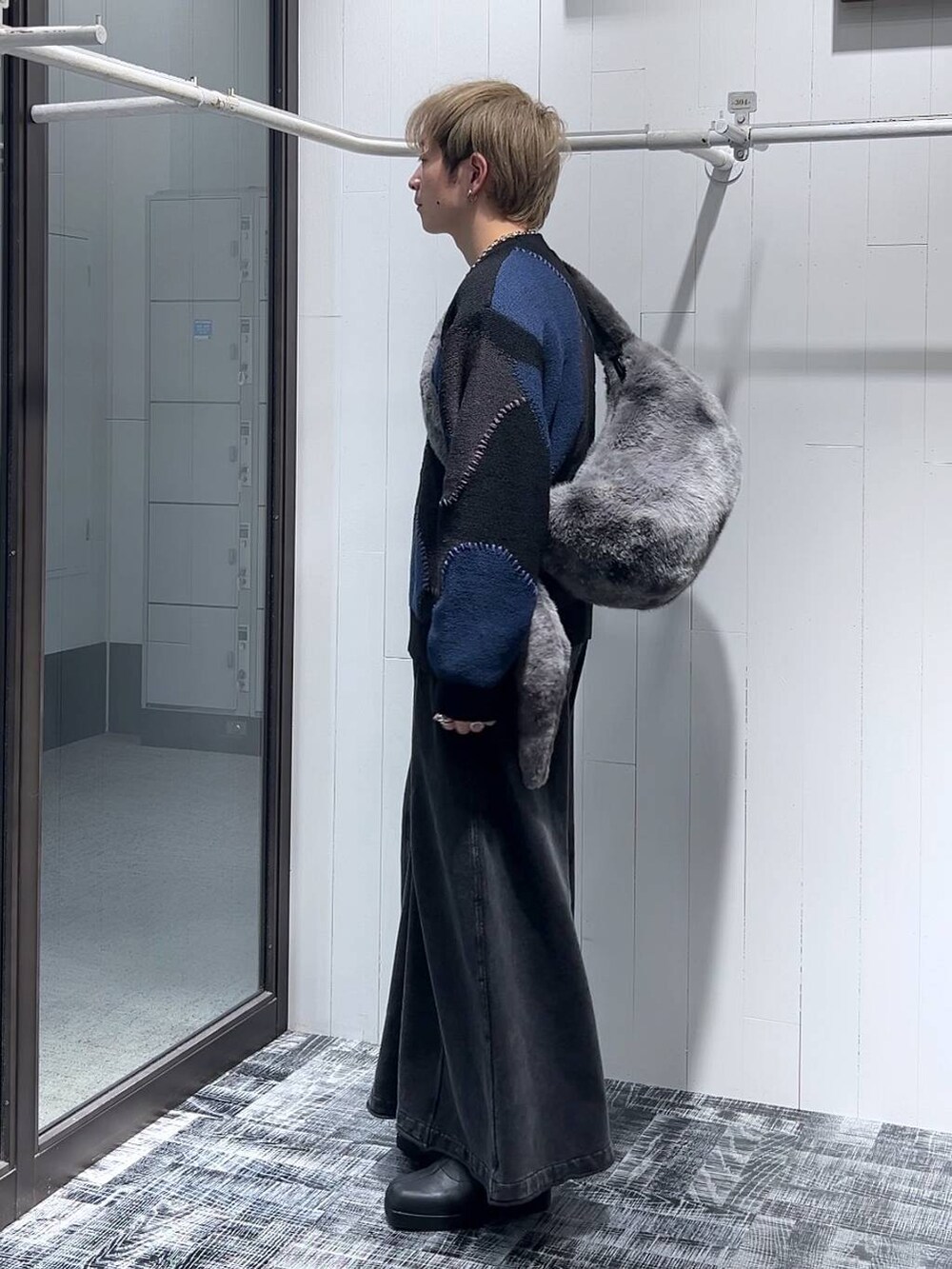 ブラック系のブーツ、グレー系のショルダーバッグ、ブラック系のスウェットパンツを着用したメンズの冬コーディネートの4枚目の写真