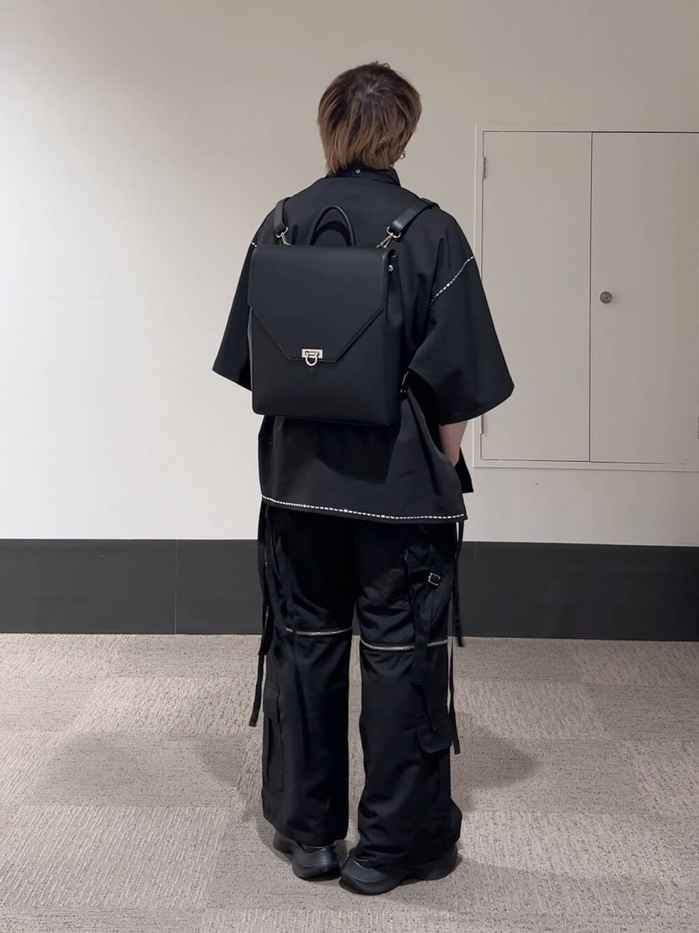 ブラック系のサンダル、ブラック系のショルダーバッグ、ブラック系のシャツ/ブラウスを着用したメンズの春コーディネートの3枚目の写真