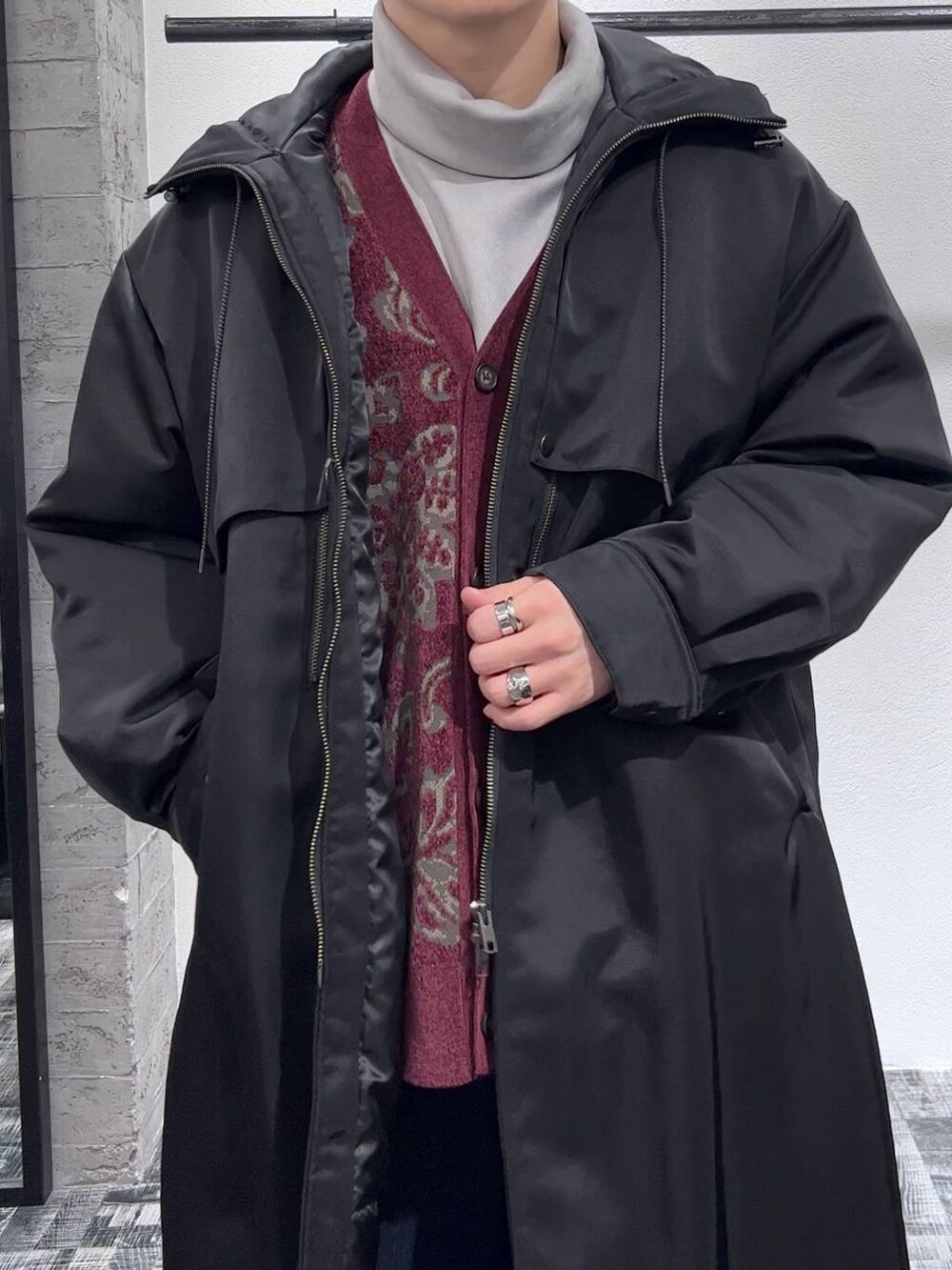 ブルー系のデニムパンツ、レッド系のカーディガン/ボレロ、グレー系のスウェットを着用したメンズの秋コーディネートの5枚目の写真