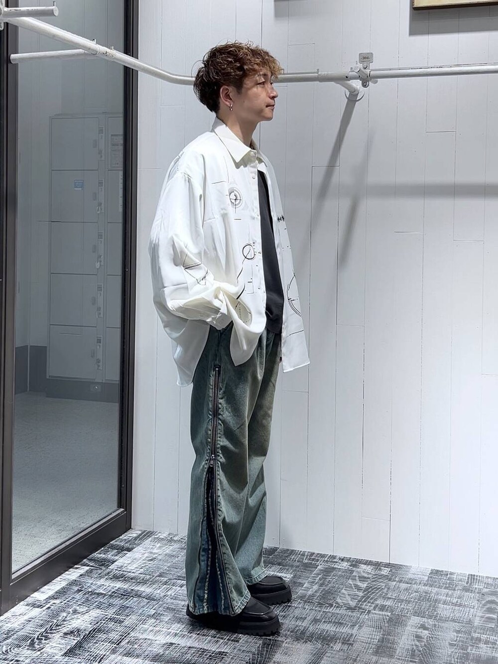ブルー系のデニムパンツ、ブラック系のドレスシューズ、ホワイト系のシャツ/ブラウスを着用したメンズの夏コーディネートの4枚目の写真