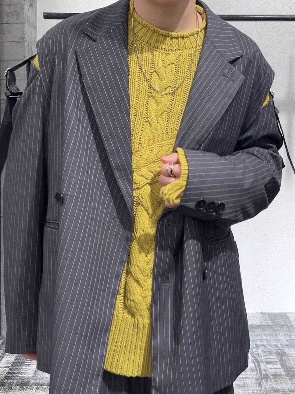 グレー系のテーラードジャケット、グレー系のスラックス、ブラック系のドレスシューズを着用したメンズの冬コーディネートの4枚目の写真