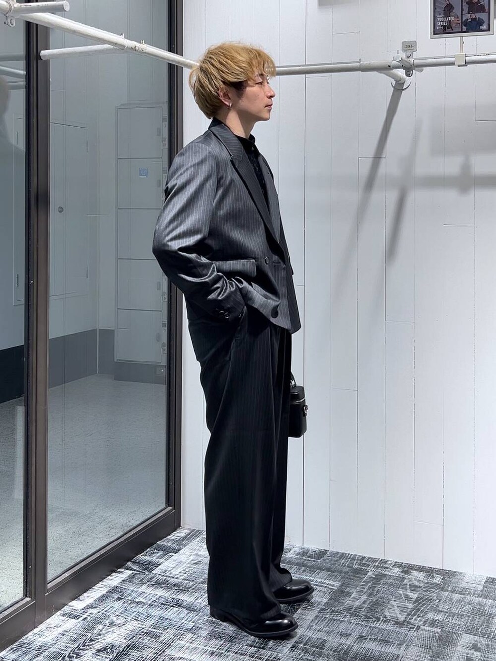 ブラック系のショルダーバッグ、ブラック系のドレスシューズ、ブラック系のTシャツ/カットソーを着用したメンズの秋コーディネートの2枚目の写真