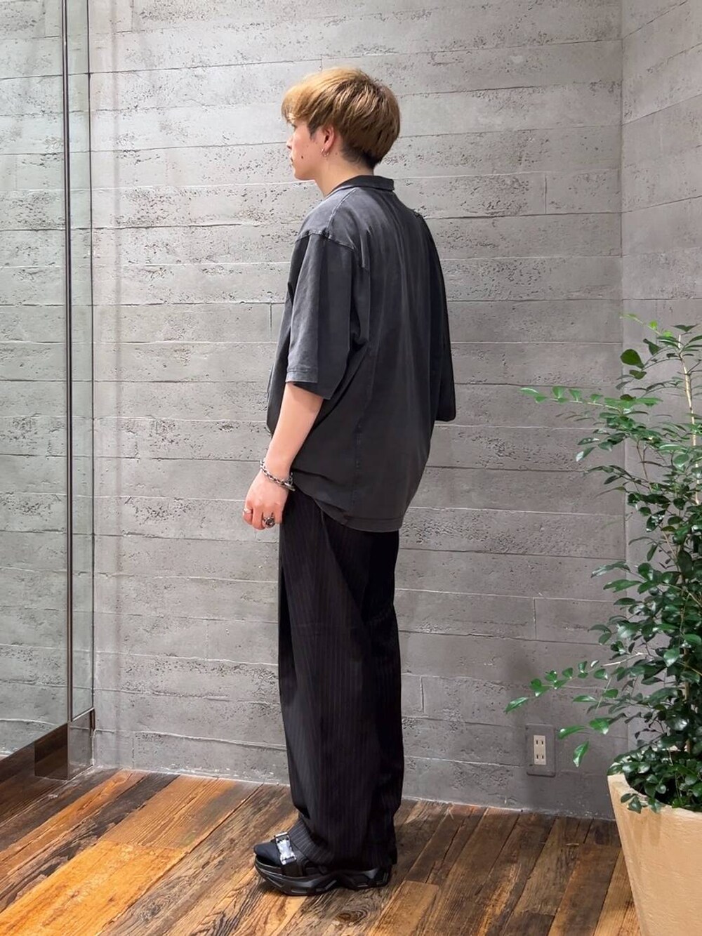 ブラック系のトートバッグ、ブラック系のサンダル、ブラック系のTシャツ/カットソーを着用したメンズの夏コーディネートの4枚目の写真