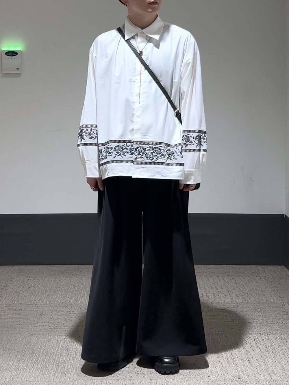 ブラック系のドレスシューズ、ブラック系のショルダーバッグ、ブラック系のスラックスを着用したメンズの夏コーディネートの2枚目の写真