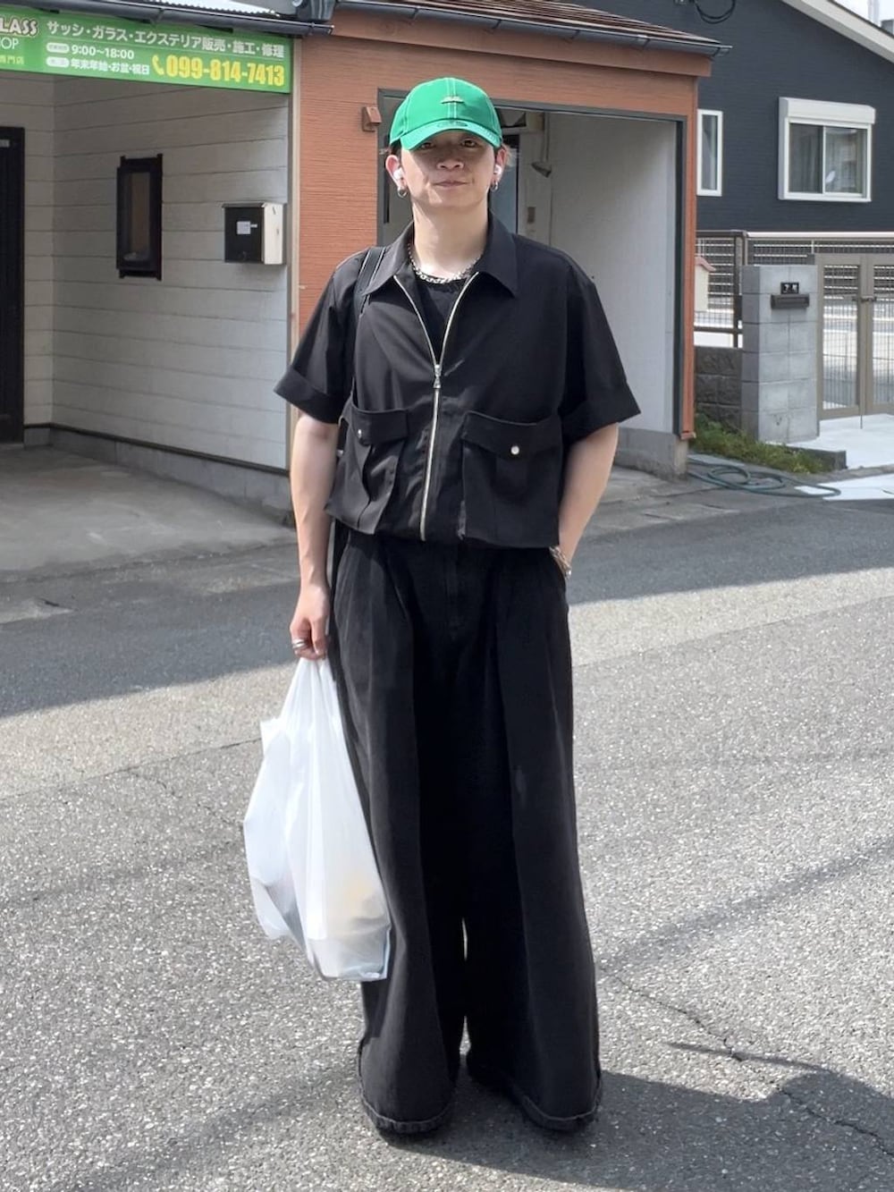 ブラック系のサンダル、グレー系のTシャツ/カットソー、ブラック系のデニムパンツを着用したメンズの夏コーディネートの2枚目の写真