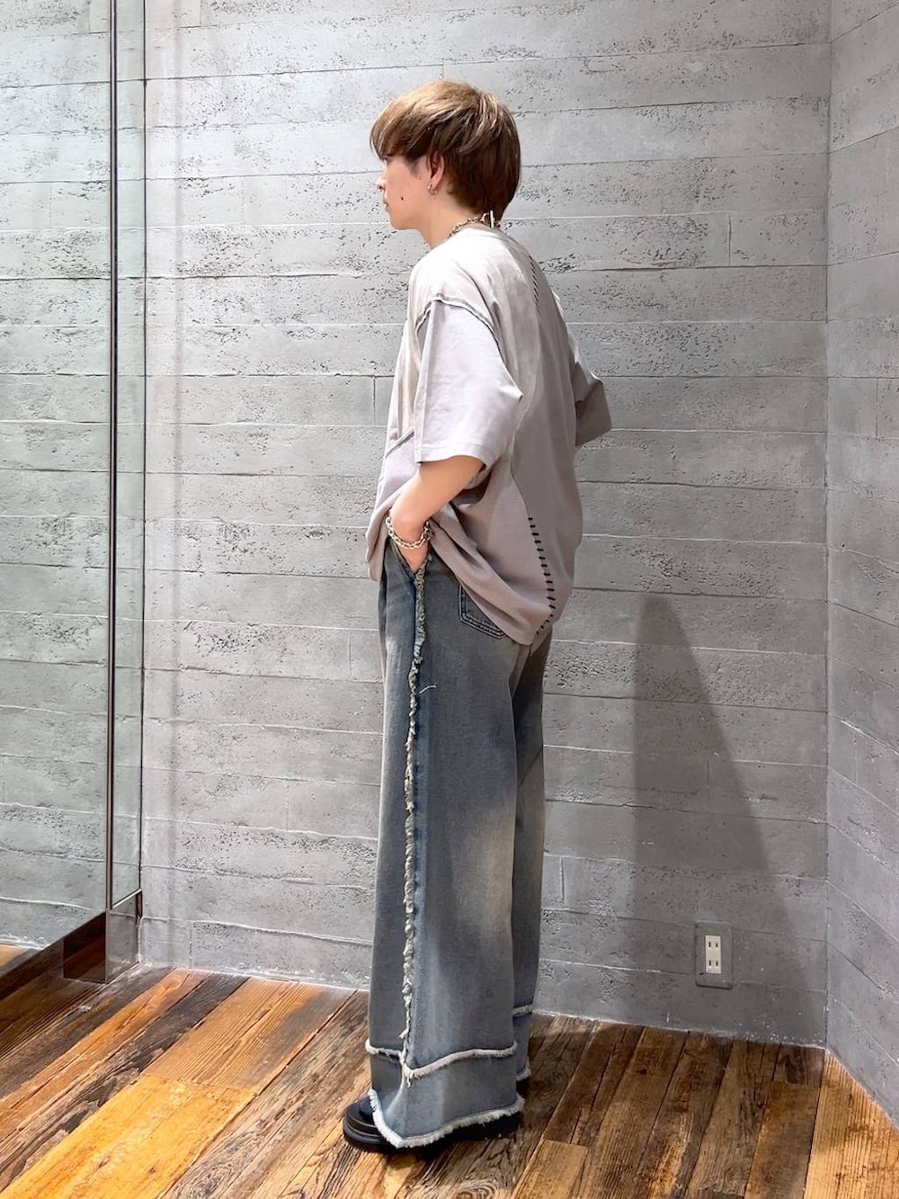 ブラック系のサンダル、ブルー系のデニムパンツ、グレー系のTシャツ/カットソーを着用したメンズの春コーディネートの4枚目の写真