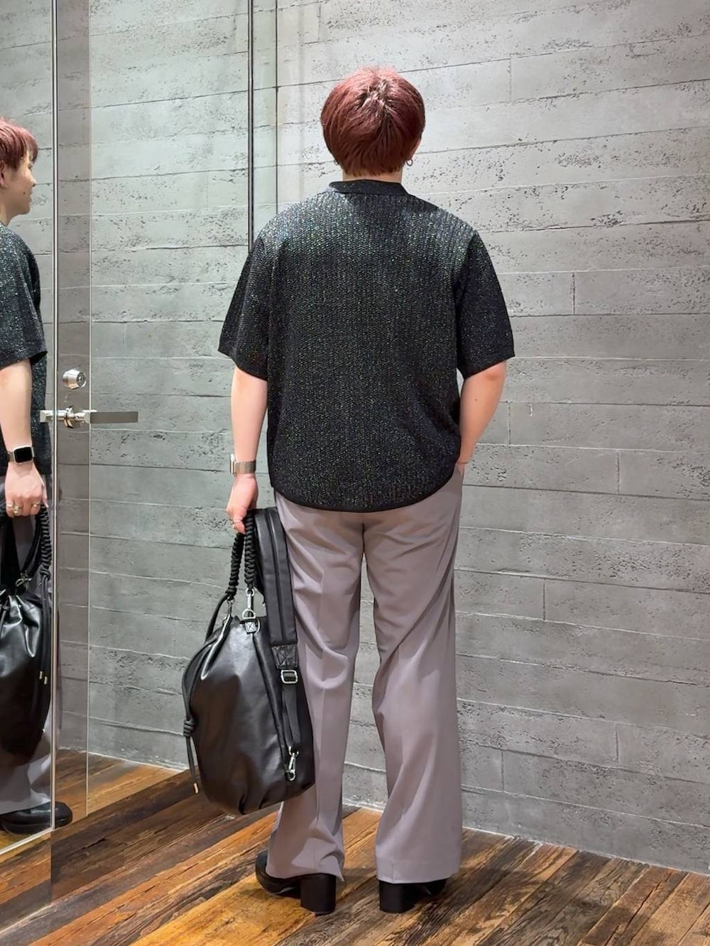 ホワイト系のTシャツ/カットソー、ブラック系のサンダル、ブラウン系のスラックスを着用したメンズの夏コーディネートの3枚目の写真