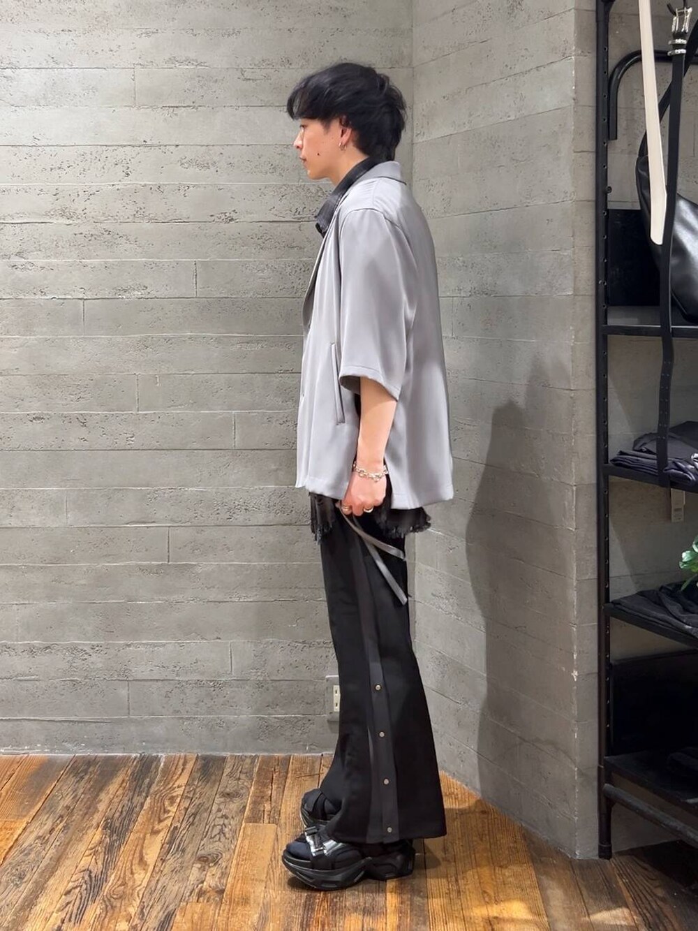 ブラック系のシャツ/ブラウス、グレー系のテーラードジャケット、ブラック系のサンダルを着用したメンズの春コーディネートの4枚目の写真