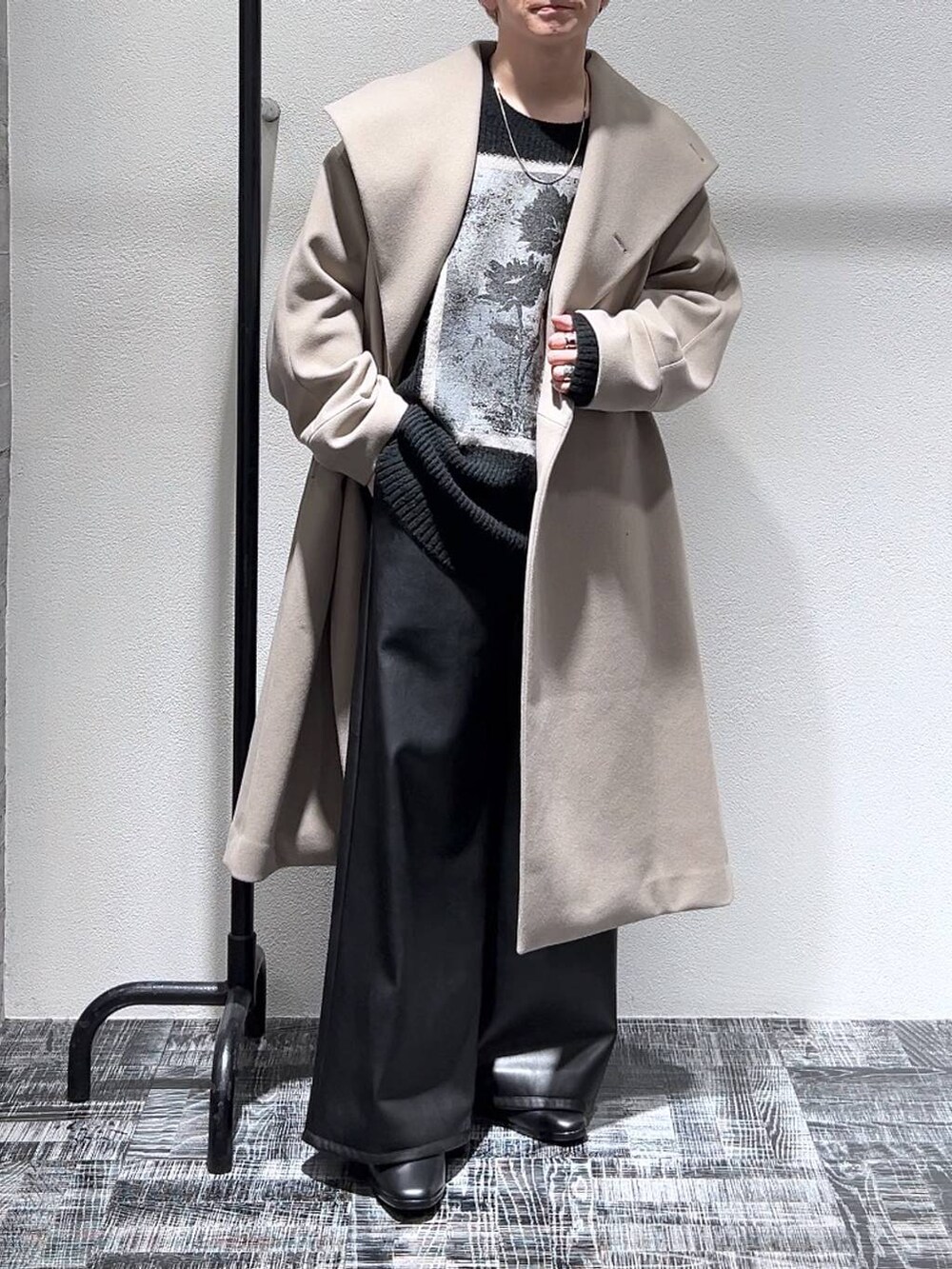 ブラック系のドレスシューズ、ブラック系のその他パンツ、ベージュ系のステンカラーコートを着用したメンズの冬コーディネートの2枚目の写真