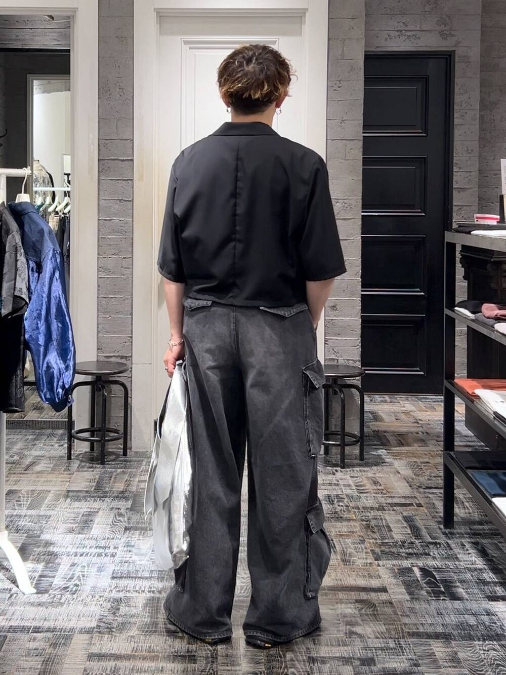 シルバー系のトートバッグ、グレー系のTシャツ/カットソー、ブラック系のサンダルを着用したメンズの夏コーディネートの3枚目の写真