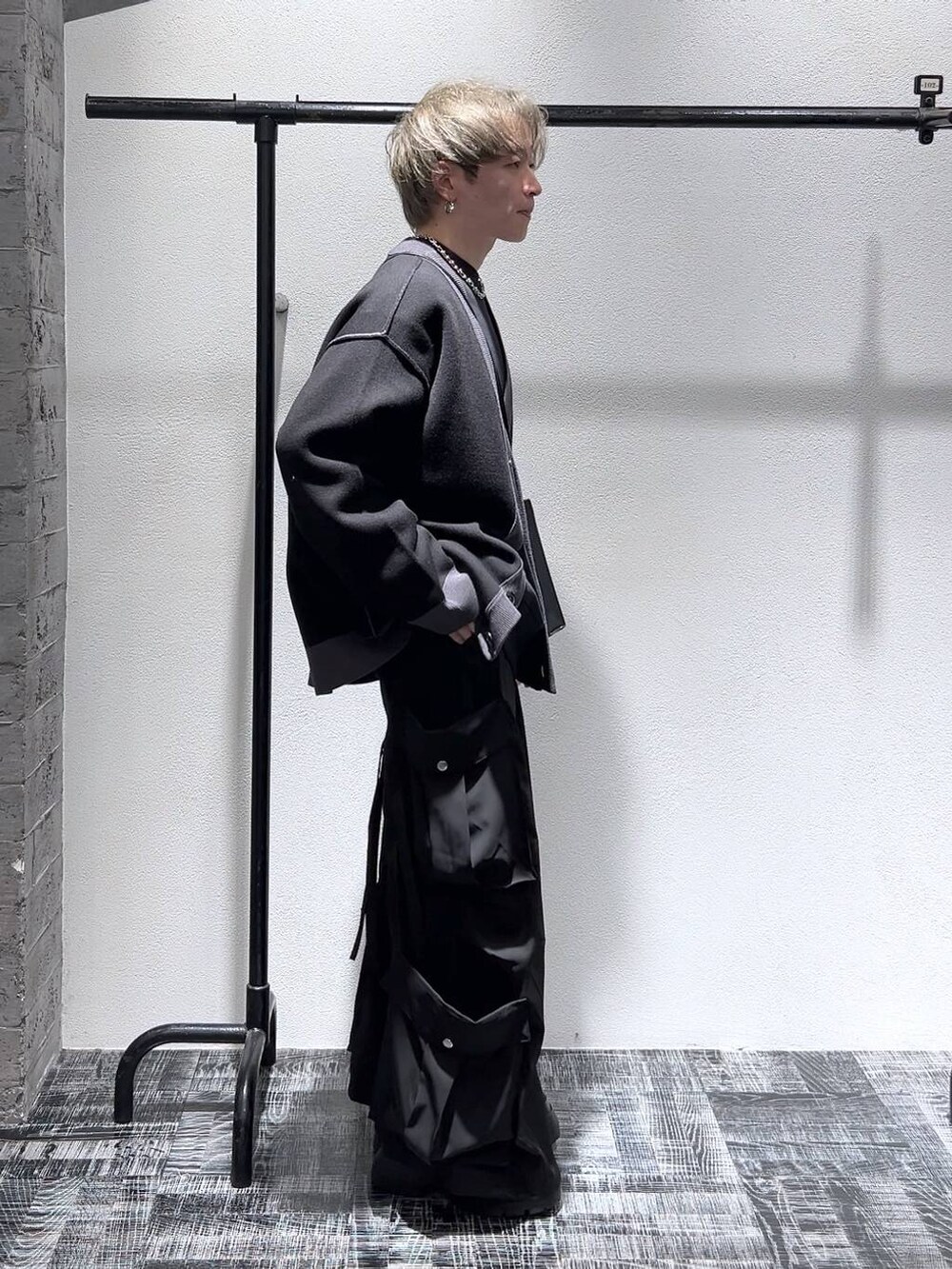 ブラック系のスニーカー、ブラック系のスウェット、ブラック系のカーゴパンツを着用したメンズの冬コーディネートの3枚目の写真