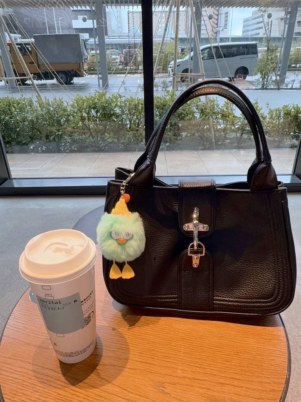 ブラック系のカーゴパンツを着用したメンズの冬コーディネートの4枚目の写真