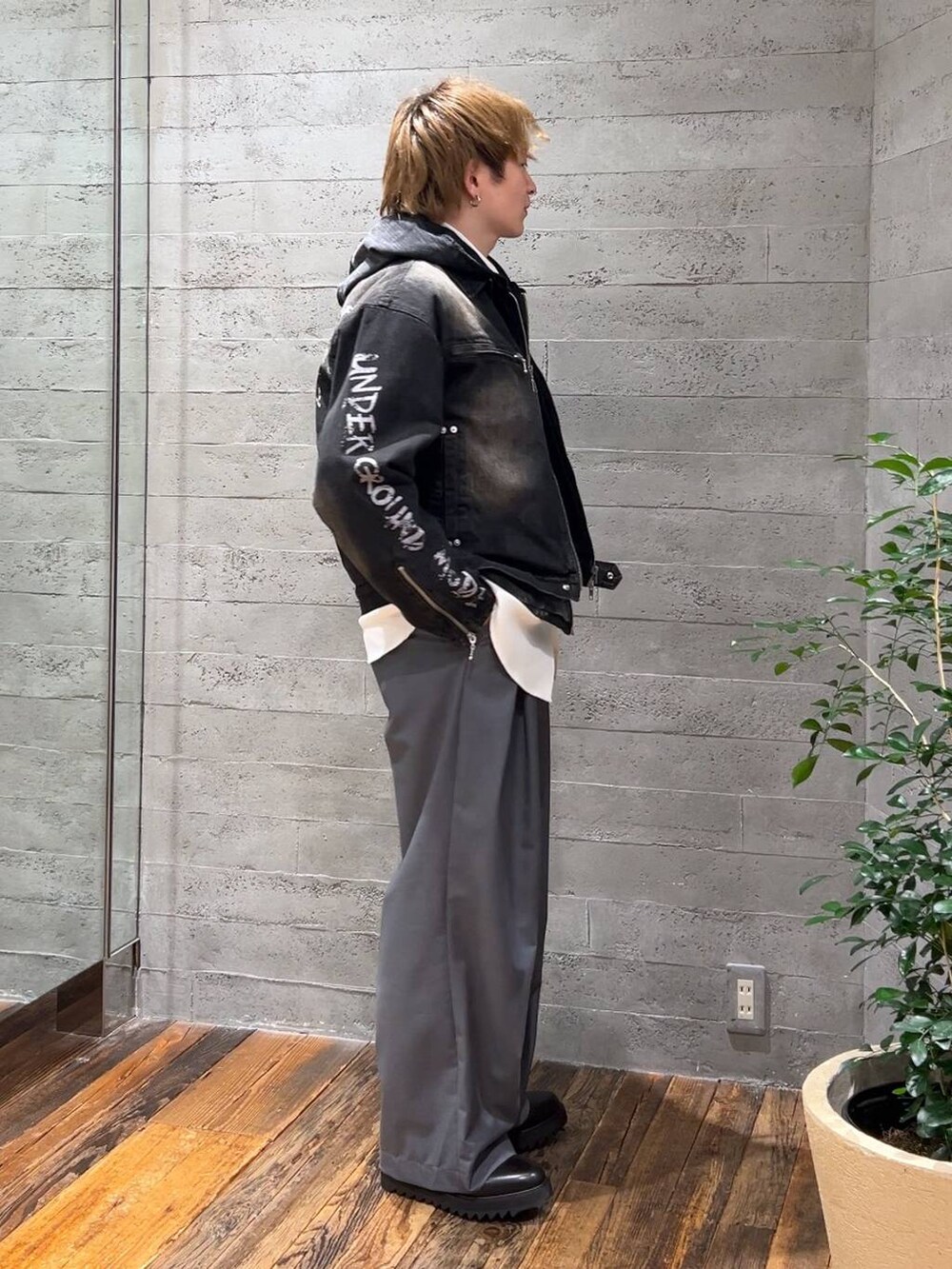 ホワイト系のシャツ/ブラウス、ブラック系のブルゾン、ブラック系のドレスシューズを着用したメンズの春コーディネートの2枚目の写真