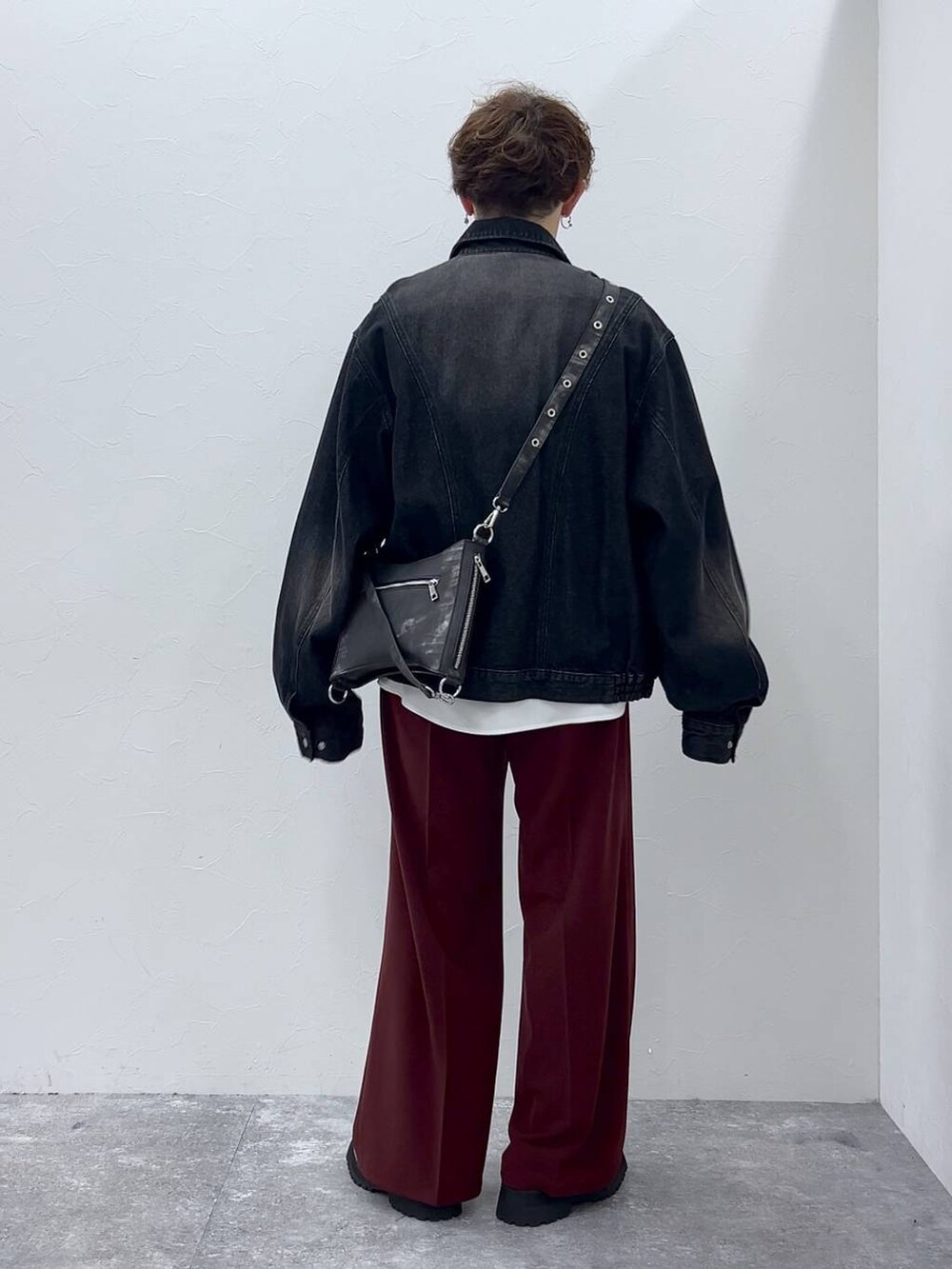 ホワイト系のシャツ/ブラウス、ブラック系のドレスシューズ、ブラック系のショルダーバッグを着用したメンズの秋コーディネートの3枚目の写真