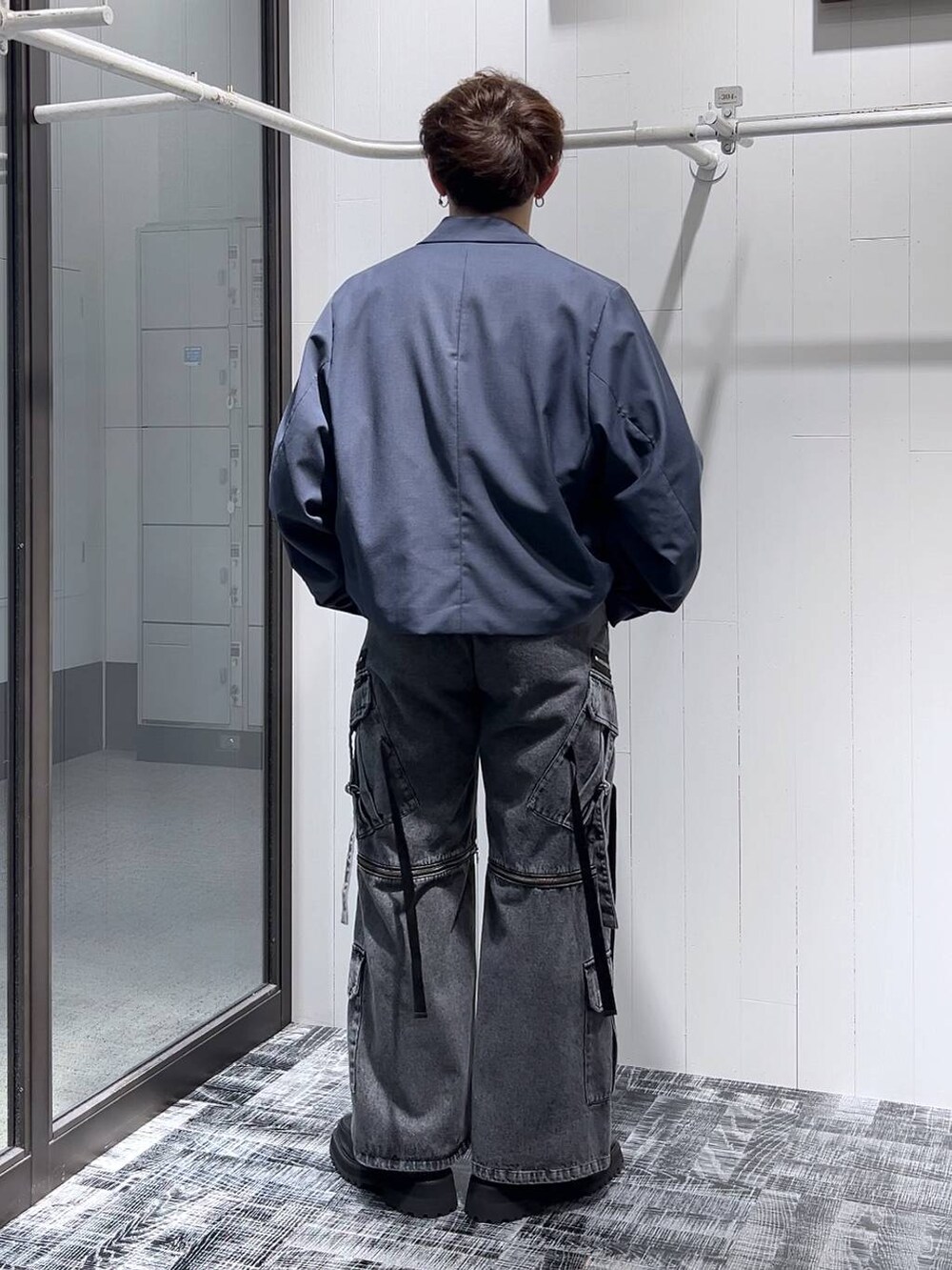 グレー系のデニムパンツ、ブラック系のドレスシューズ、ブラック系のTシャツ/カットソーを着用したメンズの夏コーディネートの5枚目の写真
