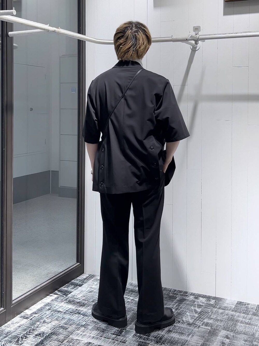 「低身長、きれいめ、オーバーサイズ、HARE、ジャケット、セットアップ、スラックス、Tシャツ、サンダル」｜「HAREのWシャークハイソールサンダル(HARE)（サンダル、ブラック系）」を使った、HARE     もりたいさん（メンズ・168cm）の春コーディネートの3枚目の写真