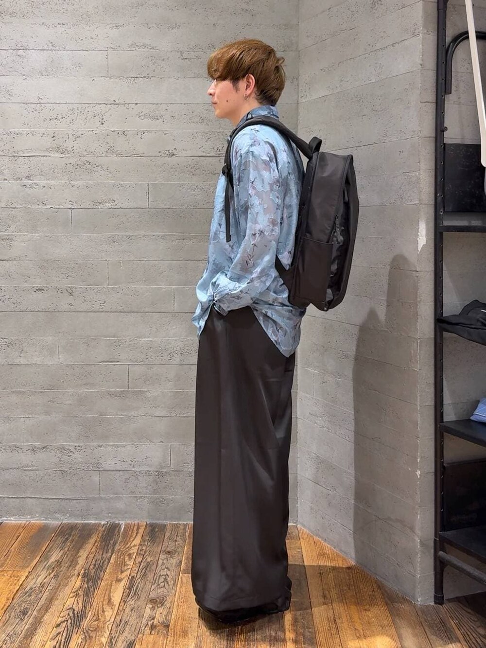 ブラック系のサンダル、ホワイト系のTシャツ/カットソー、ブラック系のバックパック/リュックを着用したメンズの春コーディネートの4枚目の写真