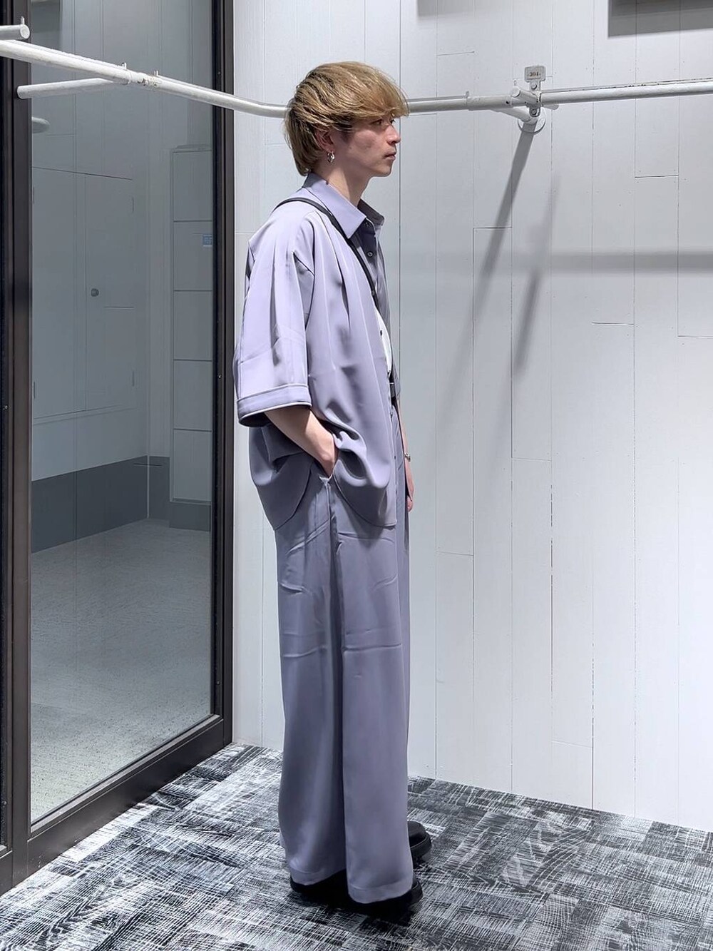 パープル系のシャツ/ブラウス、ホワイト系のTシャツ/カットソー、ブラック系のドレスシューズを着用したメンズの春コーディネートの2枚目の写真