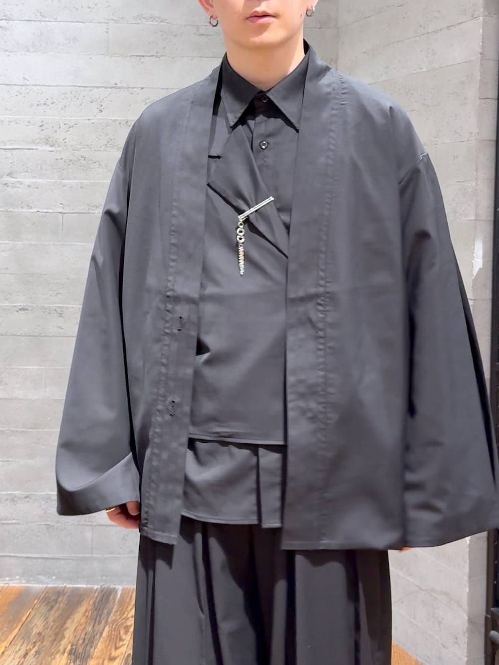 ブラック系のドレスシューズ、ブラック系のその他パンツ、ブラック系のテーラードジャケットを着用したメンズの秋コーディネートの5枚目の写真