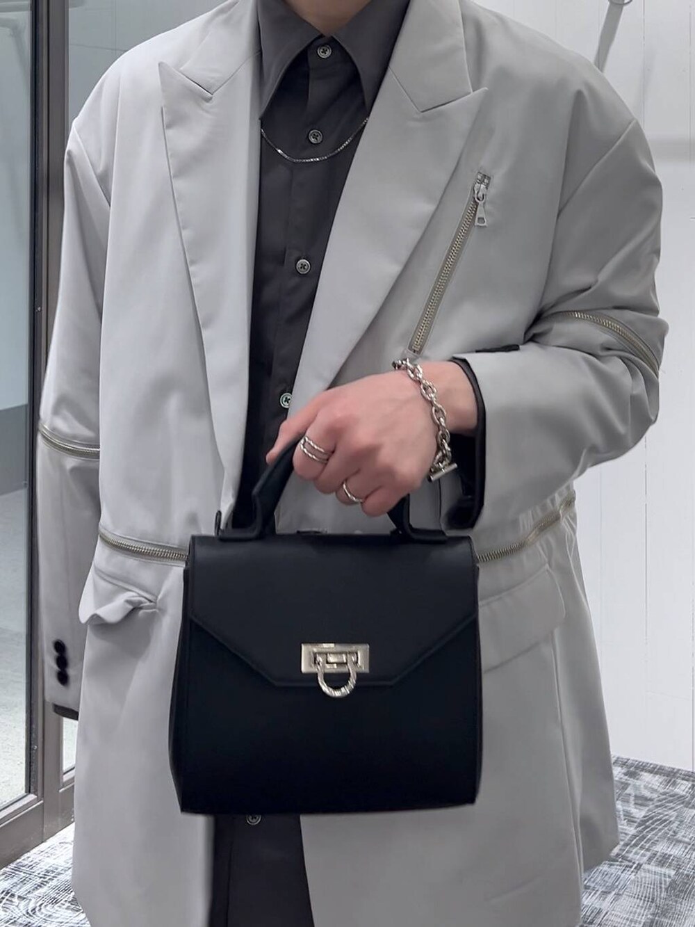 グレー系のテーラードジャケット、パープル系のその他パンツ、ブラック系のドレスシューズを着用したメンズの春コーディネートの5枚目の写真