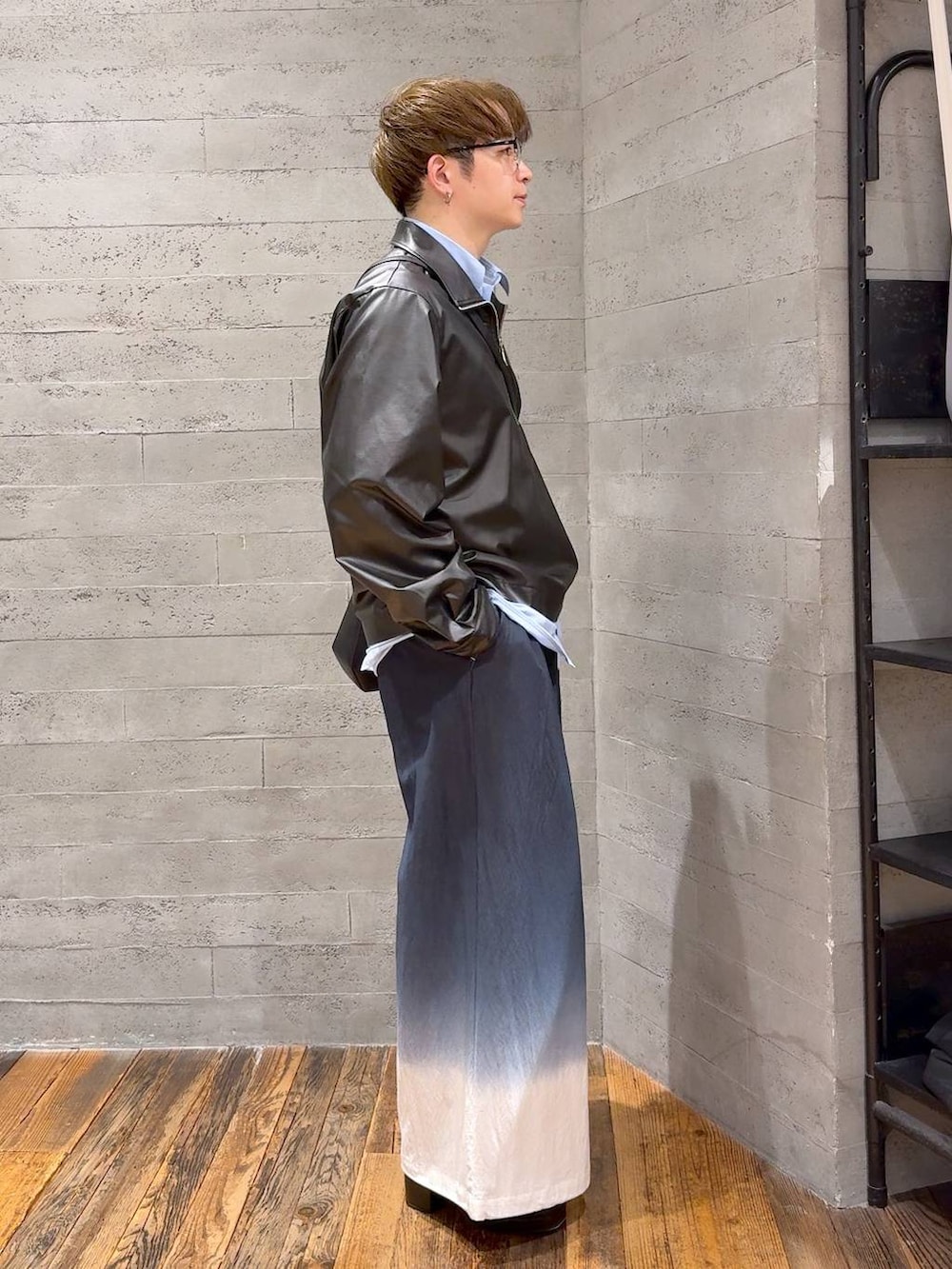 ブラック系のブーツ、ブラック系のその他パンツ、ブラック系のショルダーバッグを着用したメンズの春コーディネートの2枚目の写真