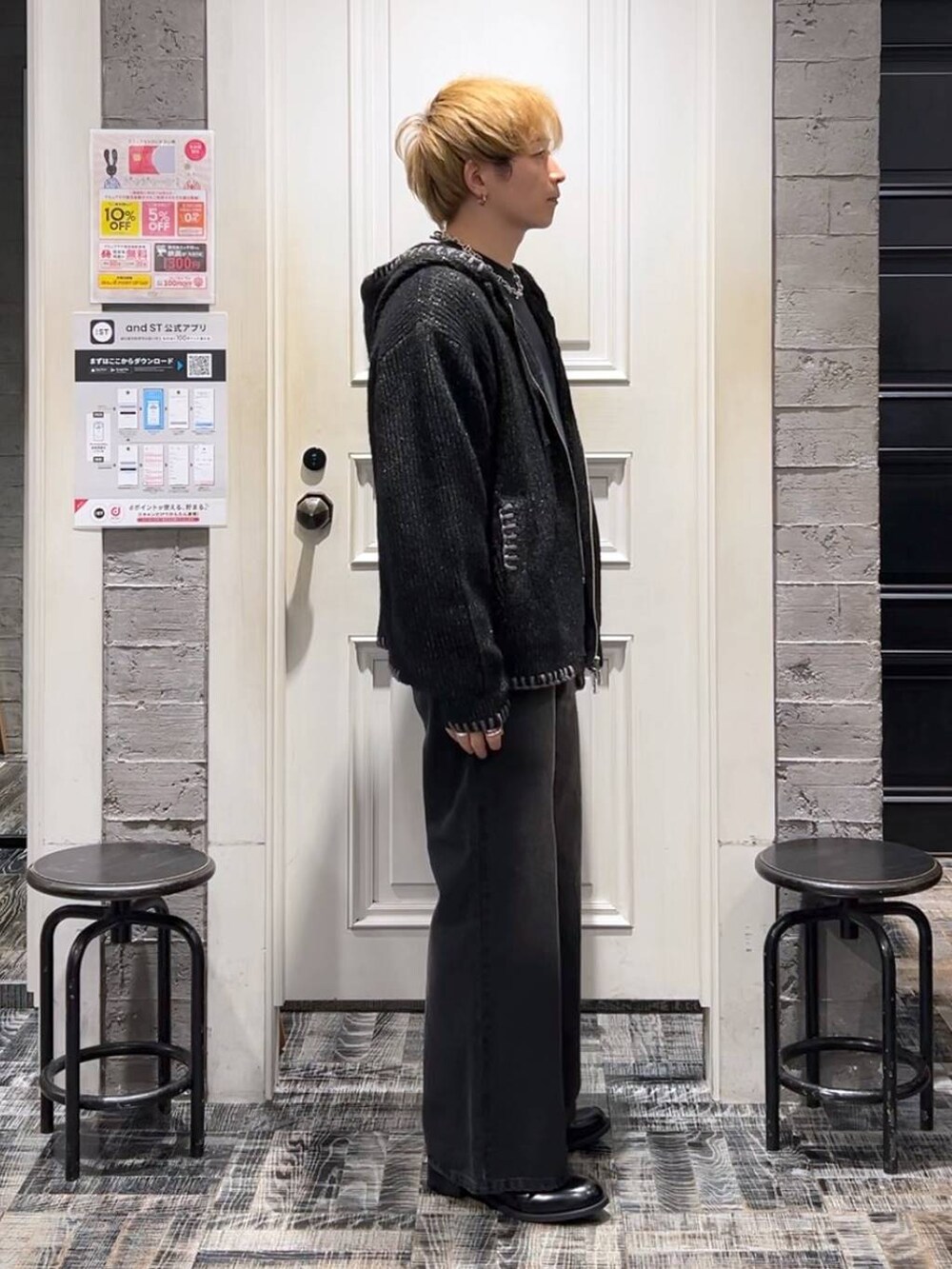 ブラック系のデニムパンツ、ブラック系のドレスシューズ、ブラック系のスウェットを着用したメンズの冬コーディネートの3枚目の写真