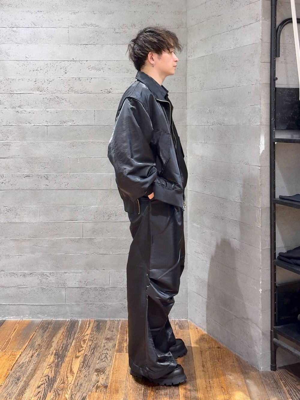 ブラック系のシャツ/ブラウス、ブラック系のその他パンツ、ブラック系のドレスシューズを着用したメンズの秋コーディネートの2枚目の写真