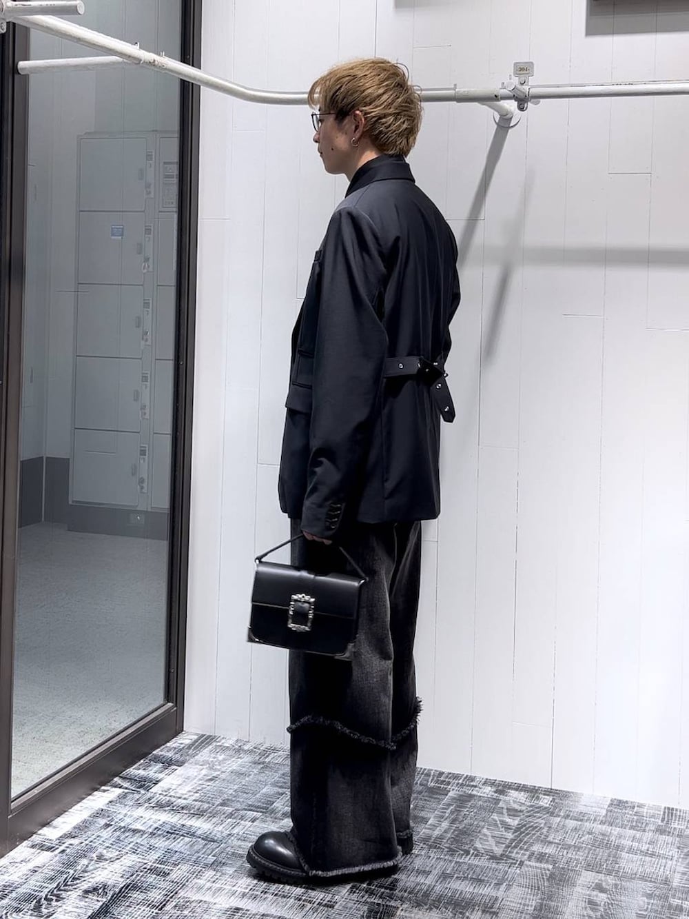 ブラック系のショルダーバッグ、ブラック系のその他シューズ、ブラック系のテーラードジャケットを着用したメンズの秋コーディネートの4枚目の写真