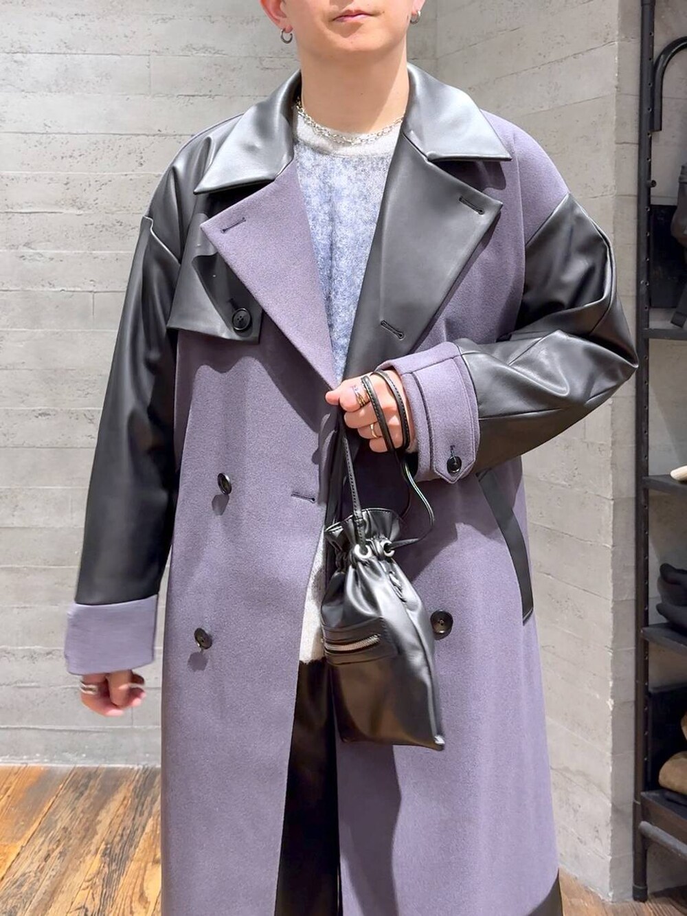 パープル系のトレンチコート、グレー系のニット/セーター、ブラック系のスラックスを着用したメンズの秋コーディネートの5枚目の写真