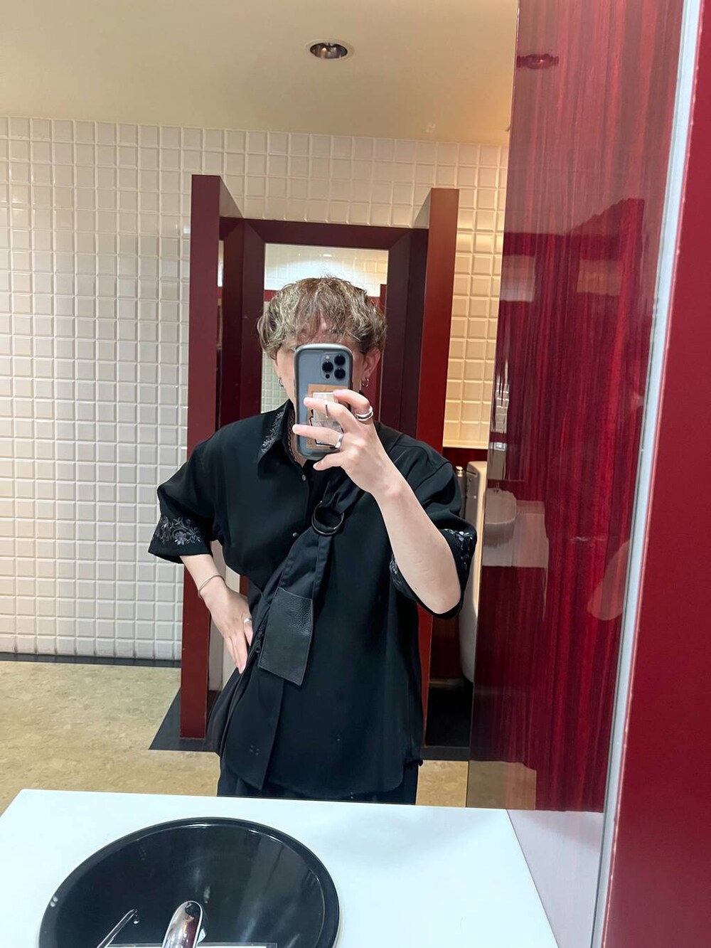 ブラック系のシャツ/ブラウス、ブラック系のその他パンツ、シルバー系のピアス（片耳用）を着用したメンズの秋コーディネートの3枚目の写真