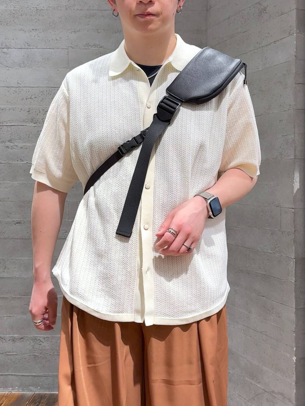 ブラック系のTシャツ/カットソー、ブラック系のショルダーバッグ、ブラック系のサンダルを着用したメンズの春コーディネートの5枚目の写真