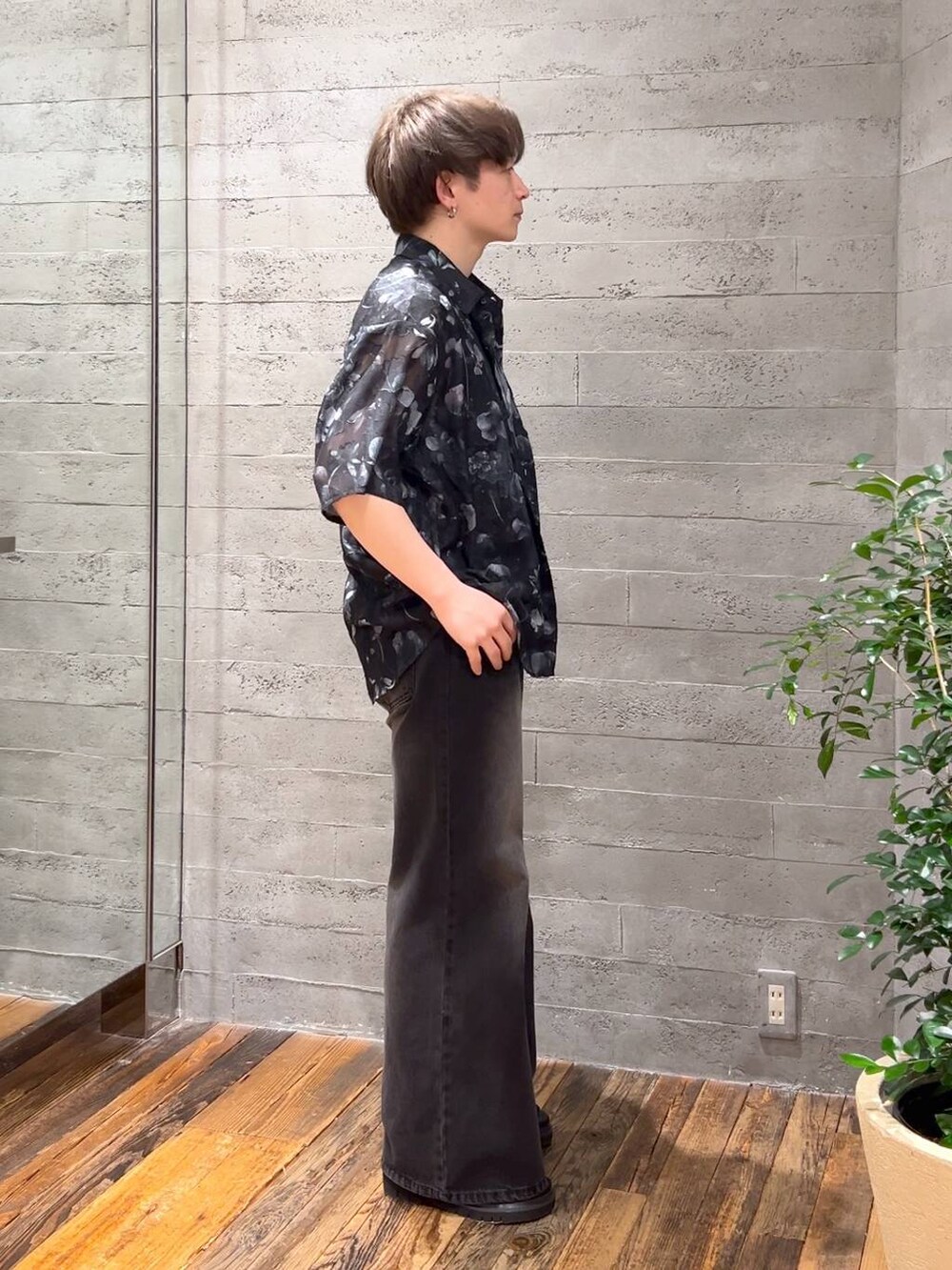 ブラック系のサンダル、ブラック系のデニムパンツ、ブラック系のシャツ/ブラウスを着用したメンズの春コーディネートの2枚目の写真