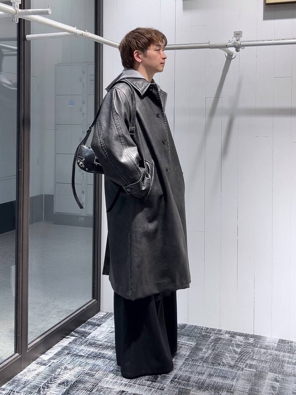 「低身長、きれいめ、モード、オーバーサイズ、HARE、ワイドパンツ、コート、パーカー、高見え」|「HAREのMINIシャークハイソールブーツ(HARE)(ブーツ、ブラック系)」を使った、HARE もりたいさん(メンズ・168cm)の冬コーディネートの2枚目の写真