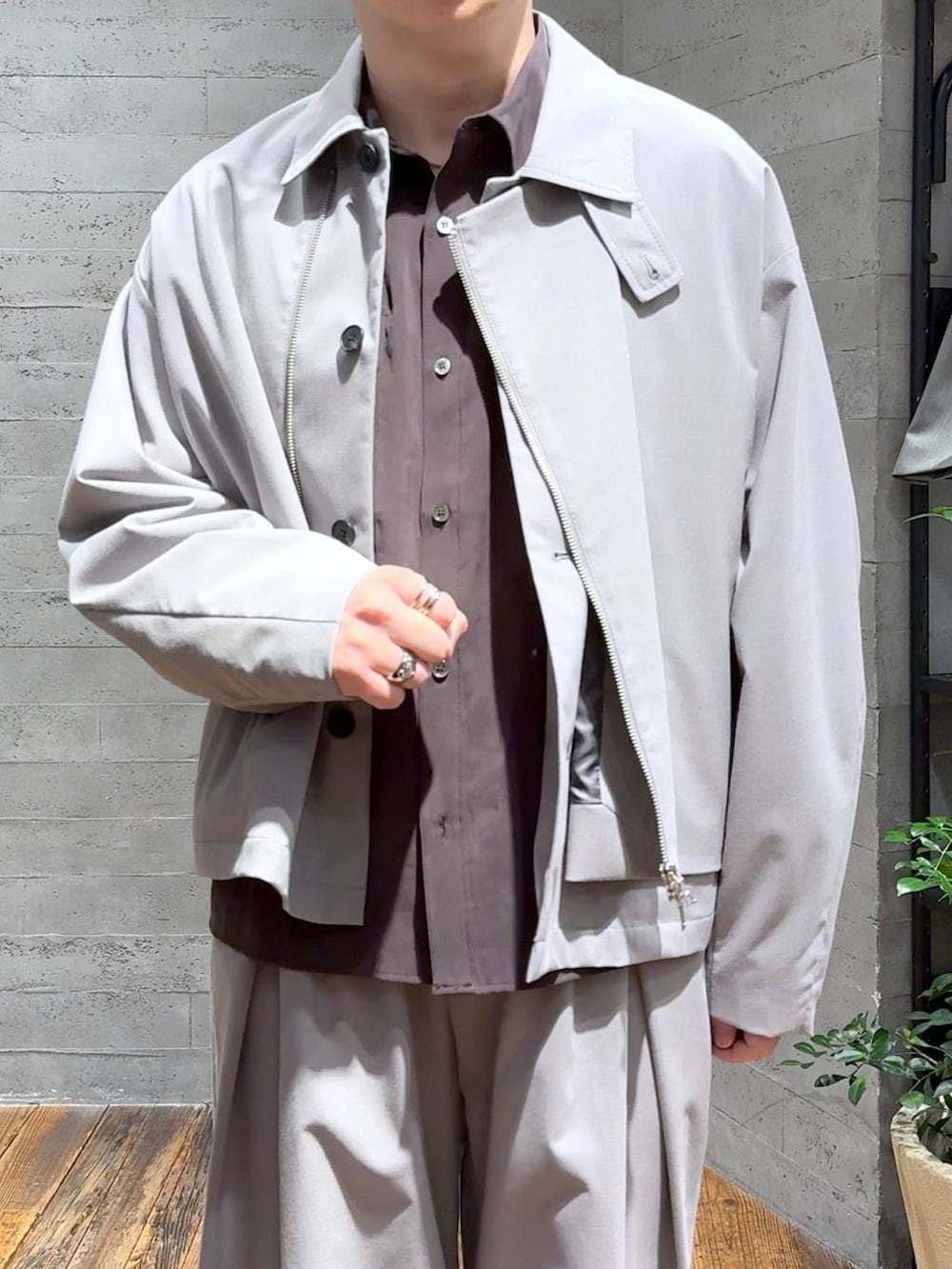 ブラック系のブーツ、グレー系のスラックス、グレー系のブルゾンを着用したメンズの冬コーディネートの5枚目の写真