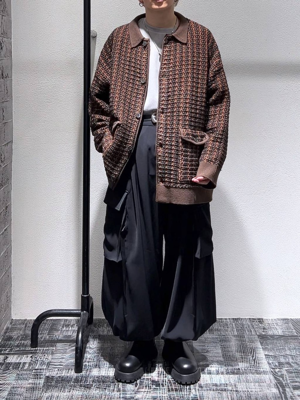 オレンジ系のカーディガン/ボレロ、グレー系のスウェット、ブラック系のブーツを着用したメンズの冬コーディネートの2枚目の写真