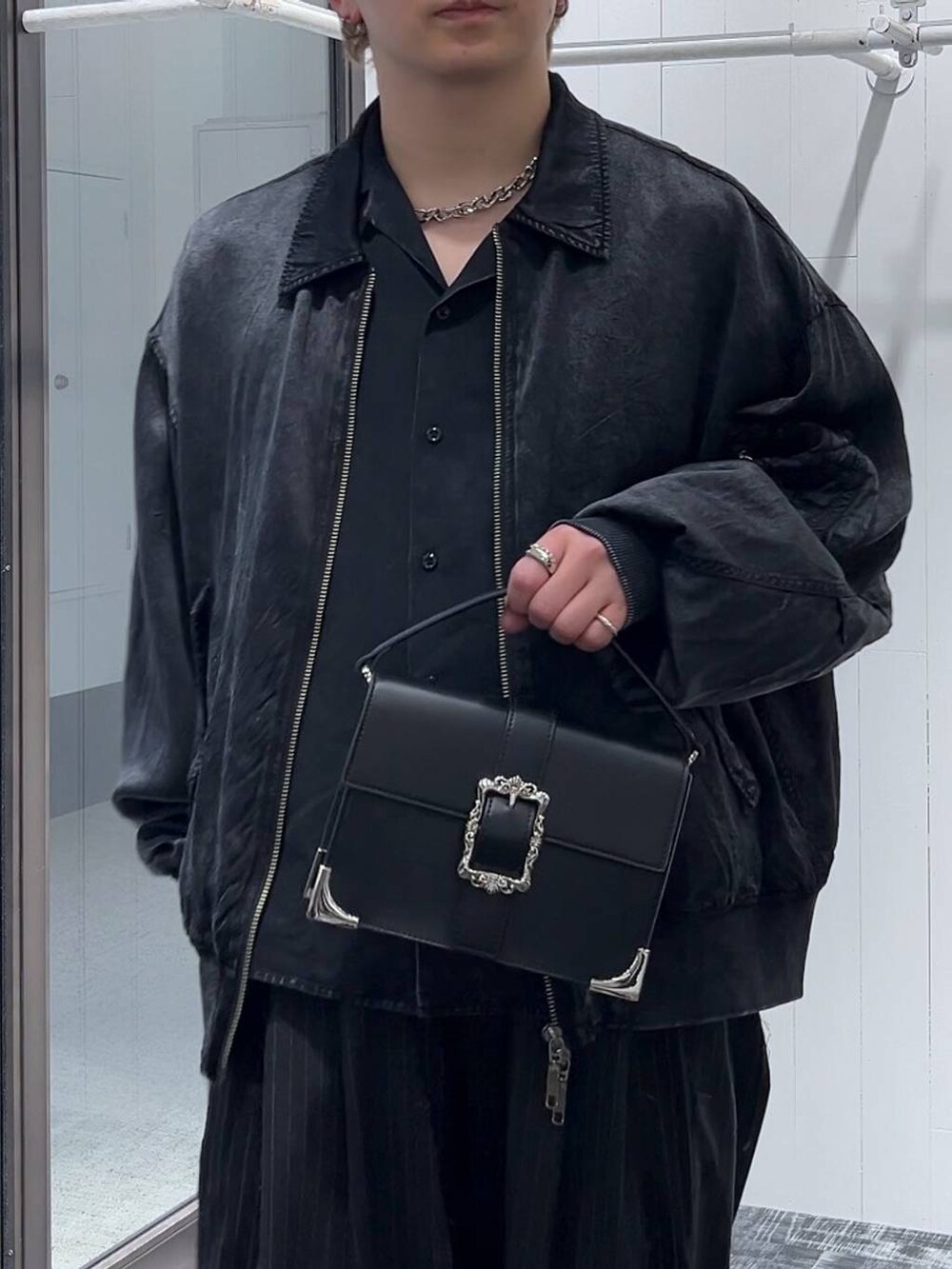 ブラック系のショルダーバッグ、ブラック系のその他パンツ、ブラック系のドレスシューズを着用したメンズの冬コーディネートの5枚目の写真