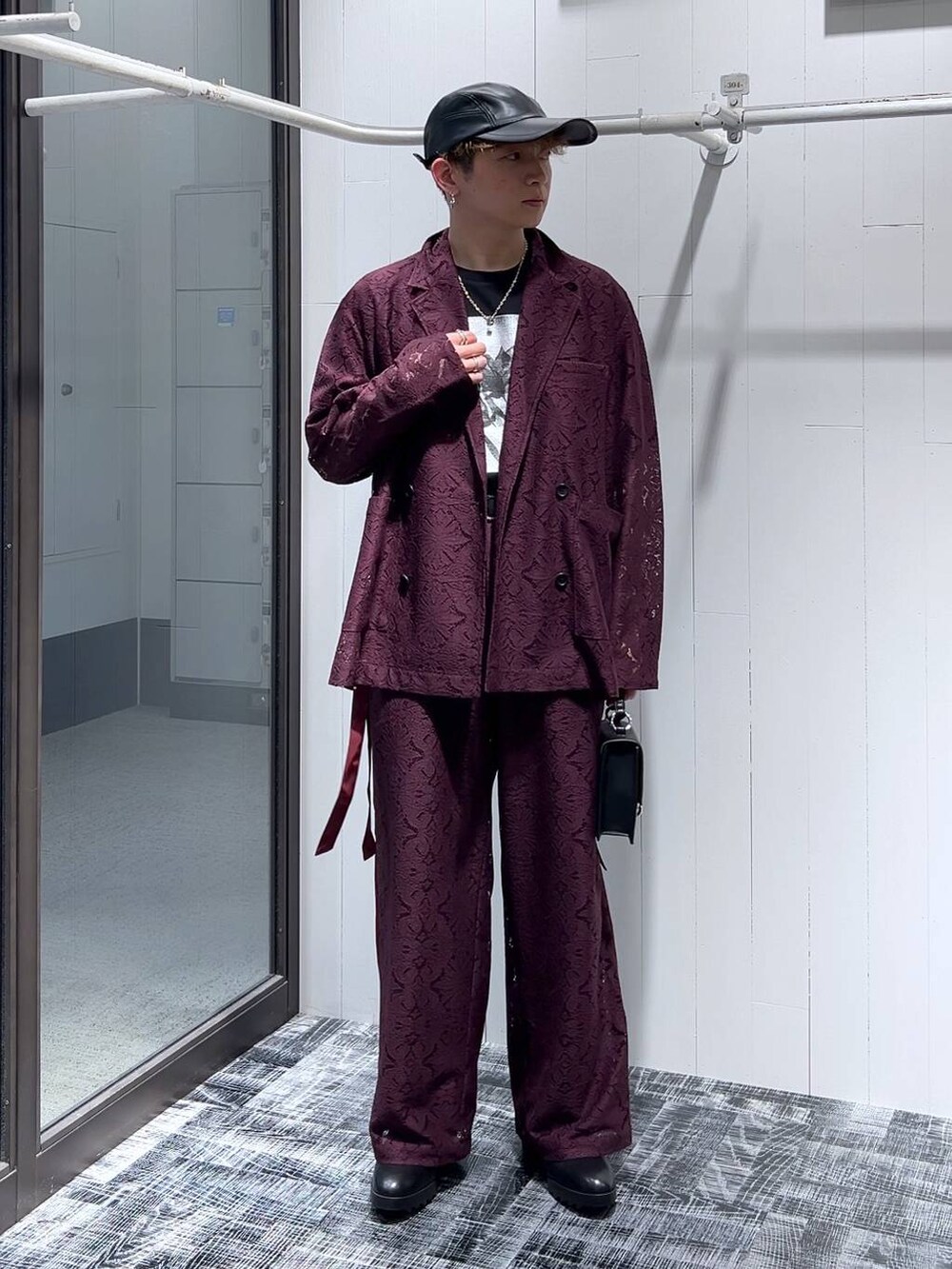 ブラック系のドレスシューズ、レッド系のその他パンツ、レッド系のテーラードジャケットを着用したメンズの夏コーディネートの2枚目の写真
